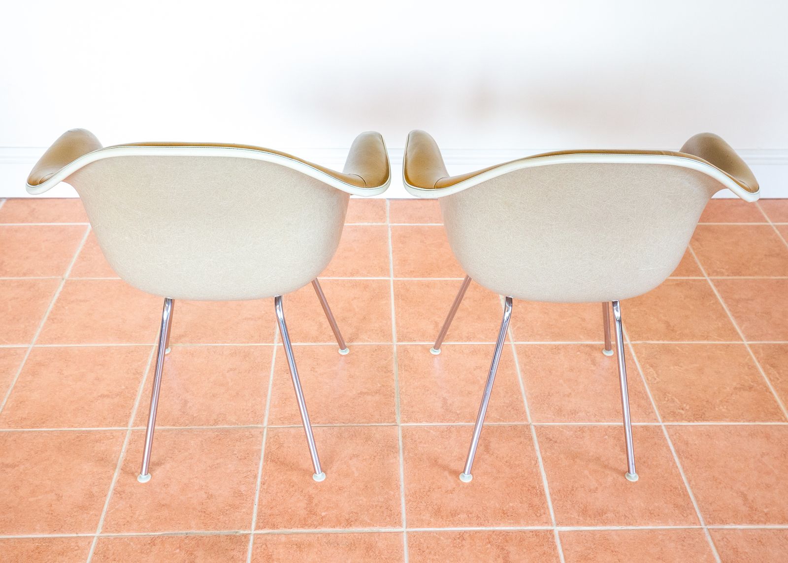 photo vintage Pair Of Eames Herman Miller Dax Leather Armchairs Vitra 1960s Mcm Space Age Rope Edge Shell Bucket Vitra Caramel Leather Lounge Easy Dining Occasional