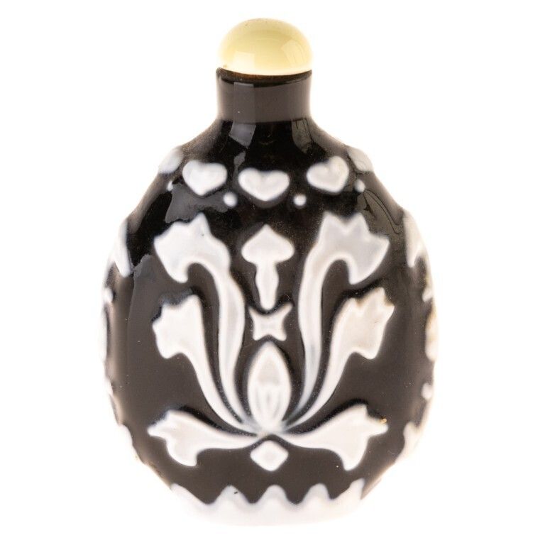 Chinese Qing Dynasty Black & White Cameo Overlay Porcelain Lotus Flower Snuff Bottle