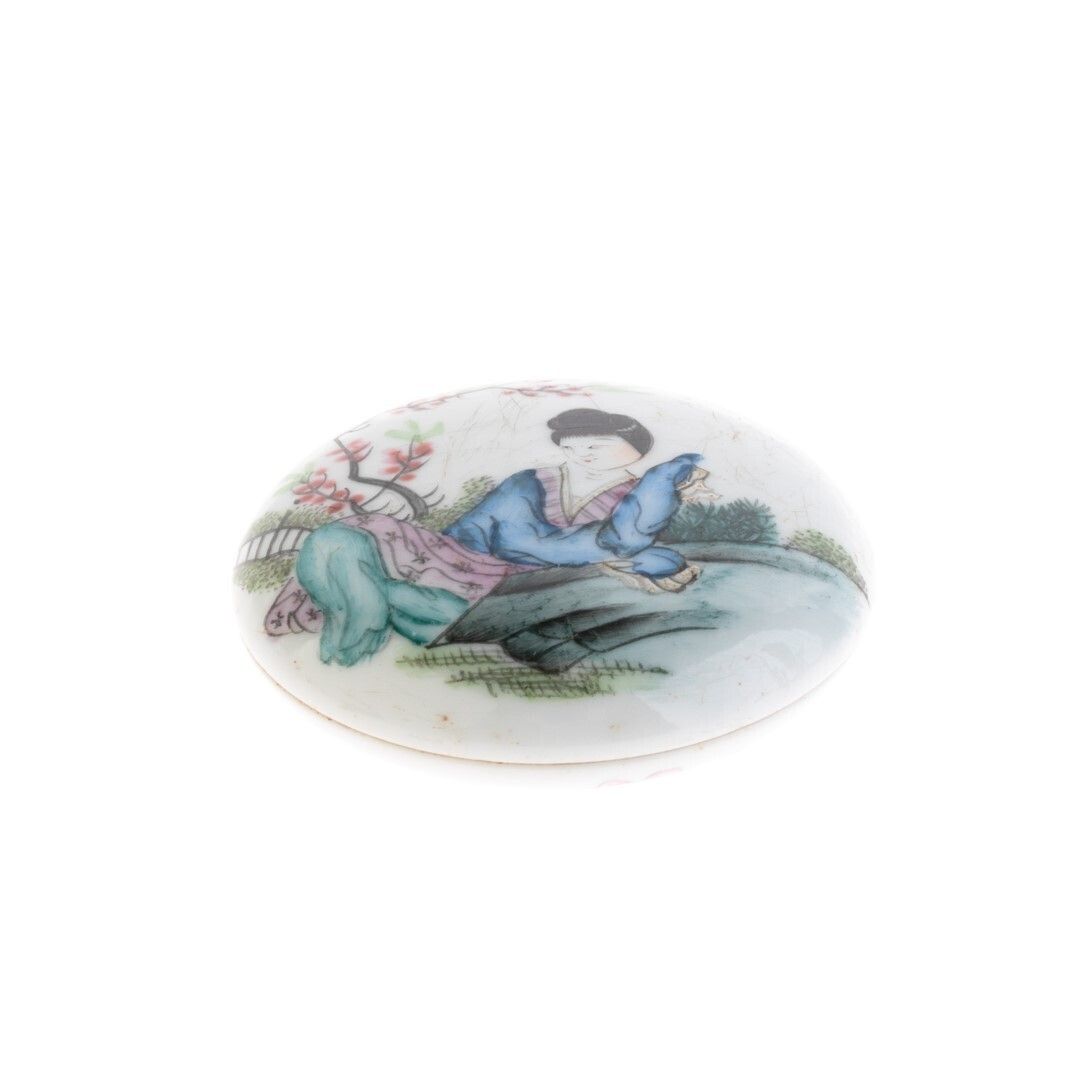 Chinese Hand Painted Famille Rose Porcelain Ceramic Lidded Box photo furniture