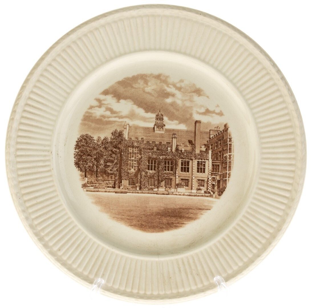 Late Art Deco Wedgwood Creamware Ceramic Pottery “Old London Views – Middle Temple Hall” Plate