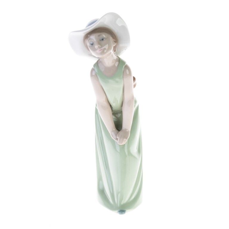 Lladro Fine Porcelain Sculpture Of A Girl In Green Summer Dress