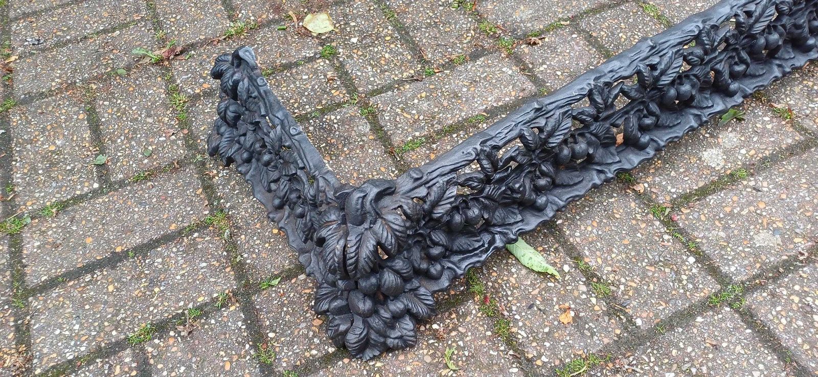 Antique Cast Iron Fire Fender With Fruit And Foliage Motif – Ornate Victorian Fireplace Guard Vintage Hearth Surround photo vinterior