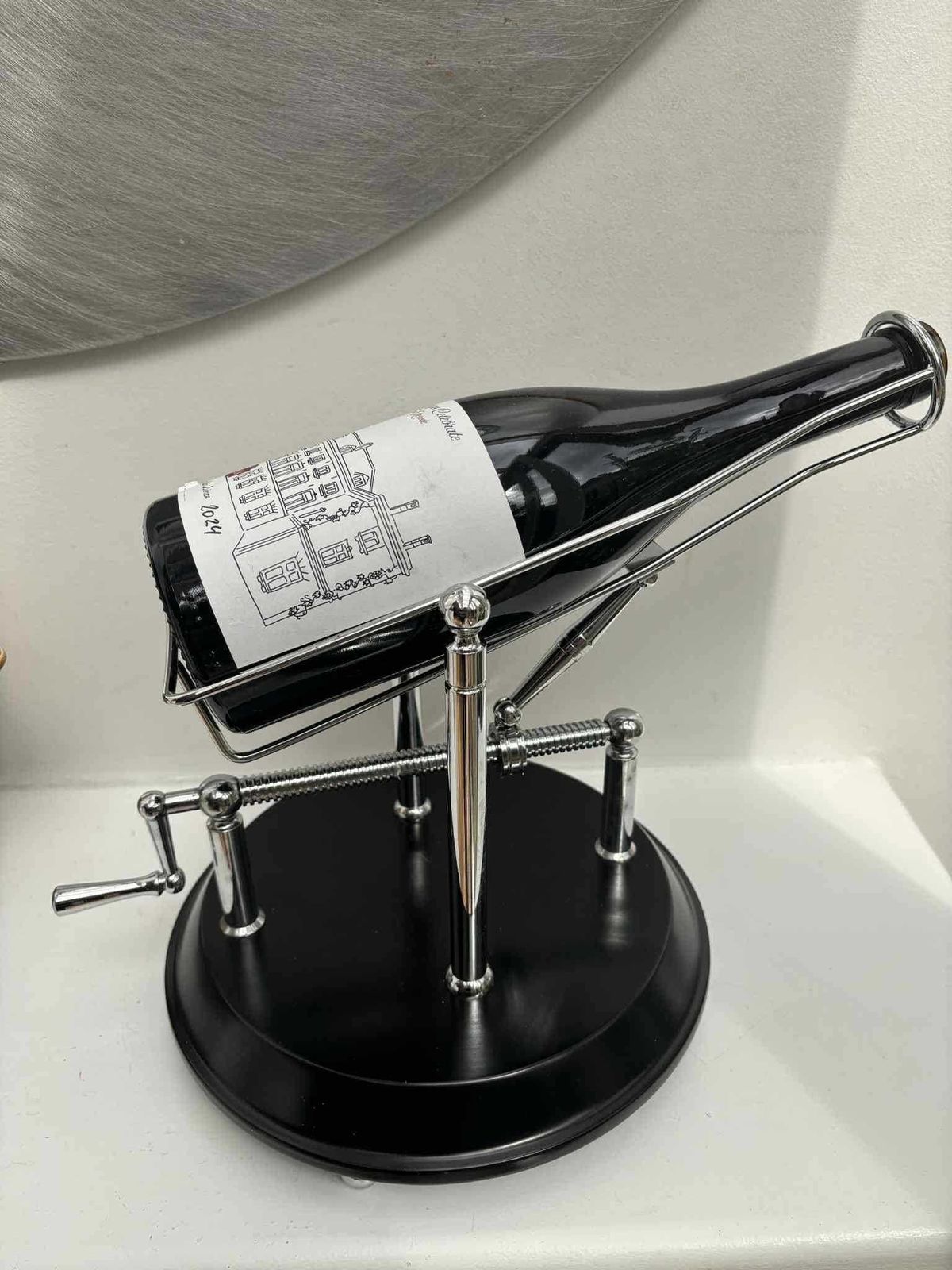 Wijnwieg Decanteerhouder – Mechanische Flessenhouder met Kantelmechanisme – Wijnschenker – Cadeau voor Hem – Barcartdecoratie photo furniture