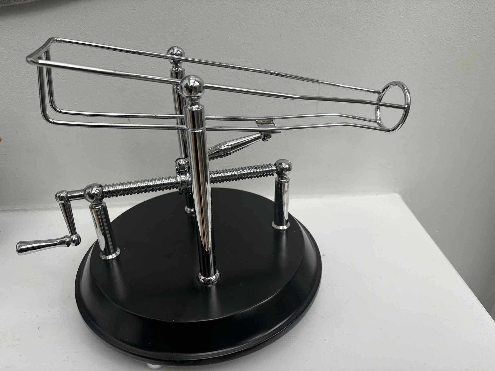 Wijnwieg Decanteerhouder – Mechanische Flessenhouder met Kantelmechanisme – Wijnschenker – Cadeau voor Hem – Barcartdecoratie photo Woonaccessoires