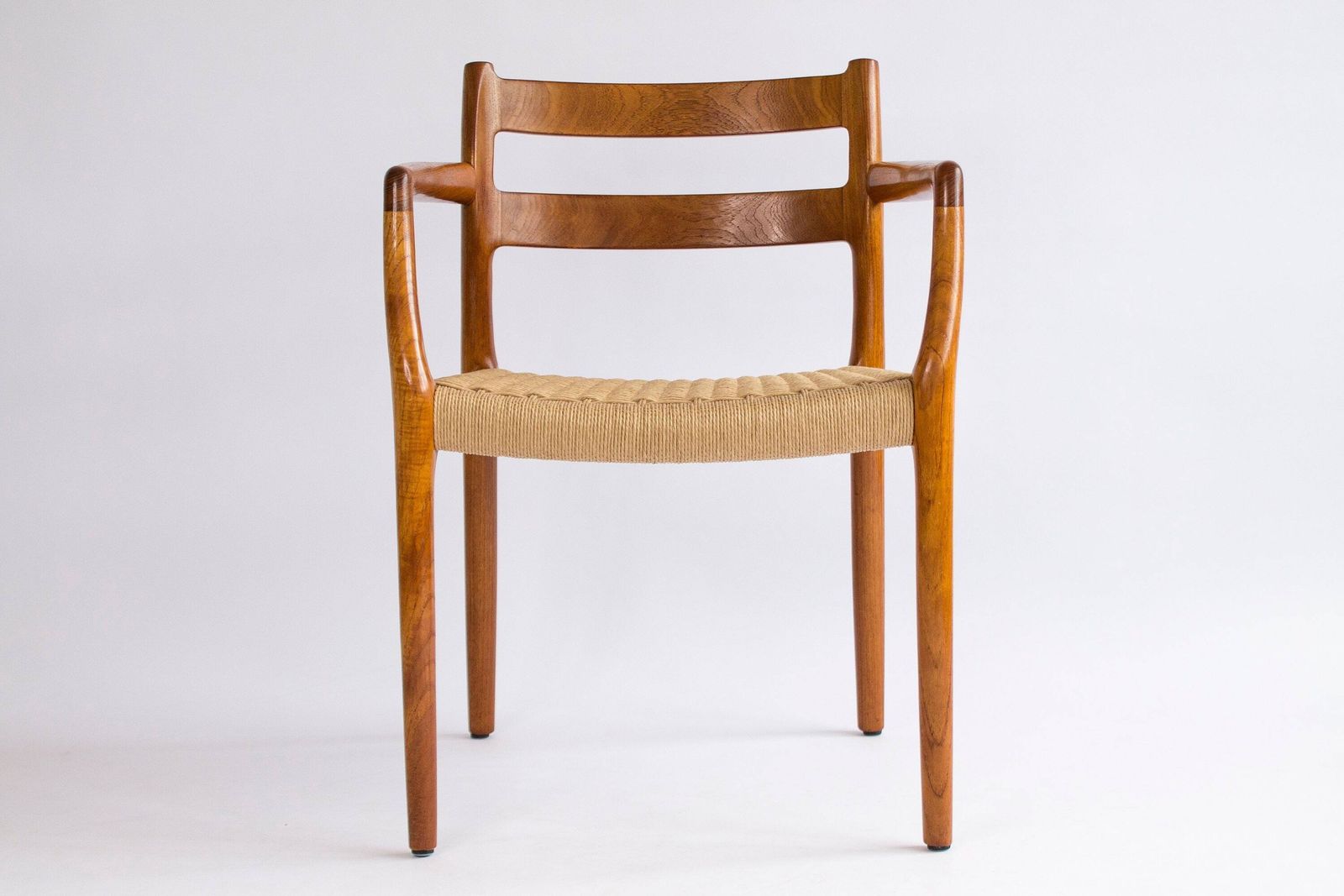 1 Van 2 Niels Moller Model 67 Fauteuil, 1976 – Nagezien En Opgeknapt, Teakhouten Frame En Deens Koordvlechtwerk