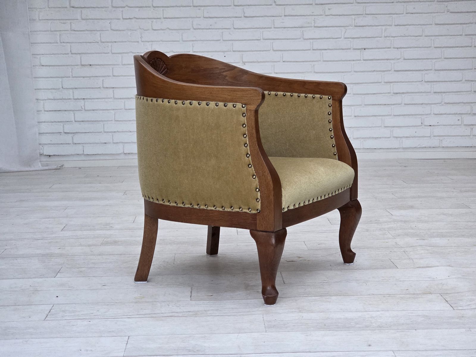 Ca. jaren 1960, Deense zij-/kinderfauteuil, lichtgroen meubelvelours, eikenhout. photo 690.0