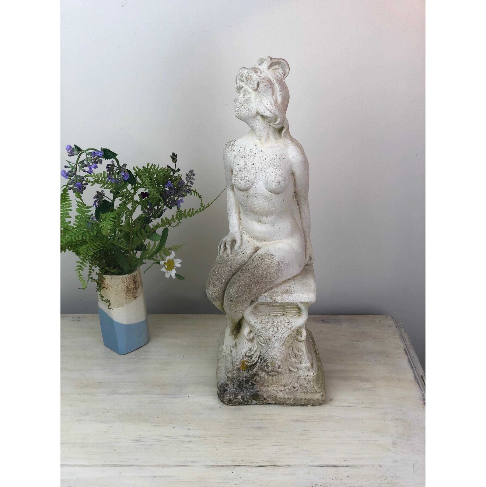 photo furniture Vintage Stone Greek/Roman Goddess Small Statue Vintage White Stone Seated Aphrodite Or Venus Statue White Composite Stone Female Nude Statue