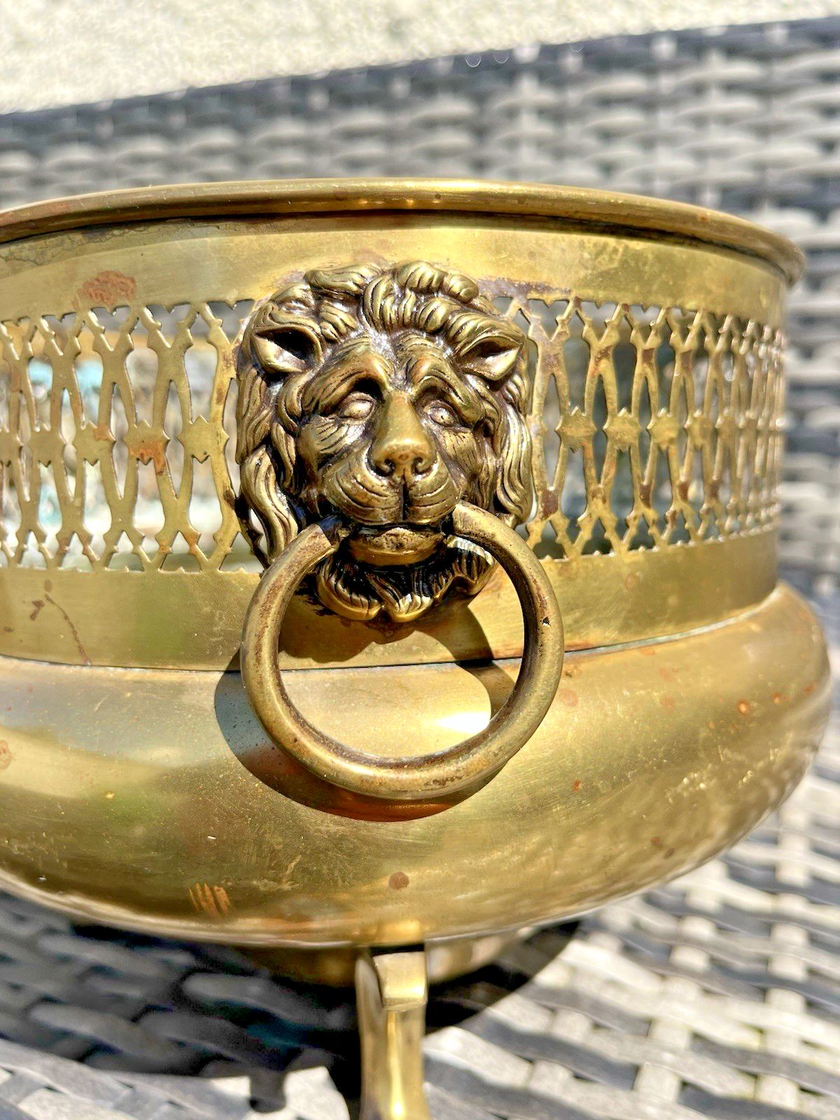 photo vintage Antique Art Nouveau Brass William Soutter & Sons Plant Pot Lion Handles & Feet