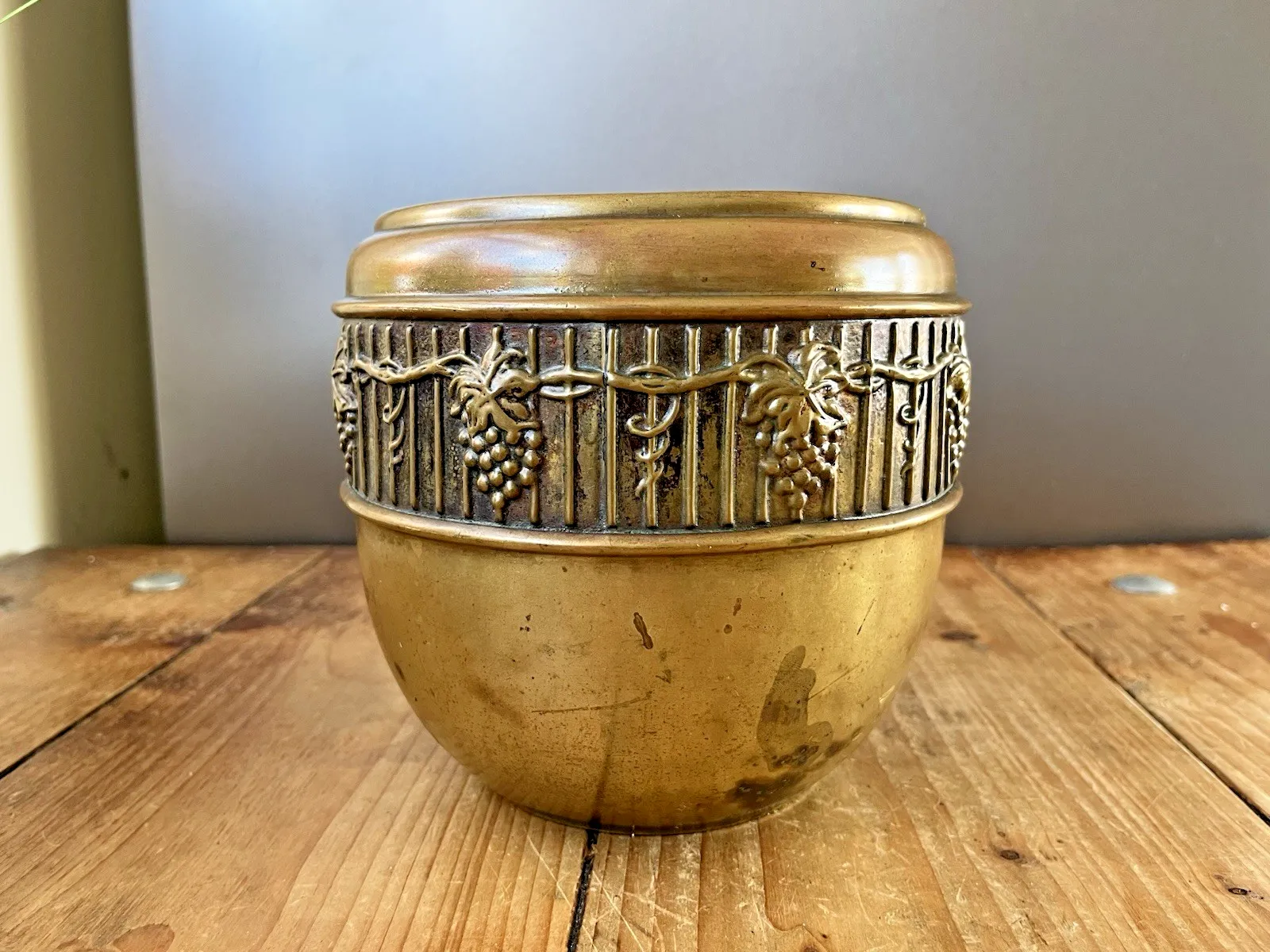 photo furniture Antique English Arts & Crafts Brass Grapevine Leaf Berry Planter Plant Cacti Pot