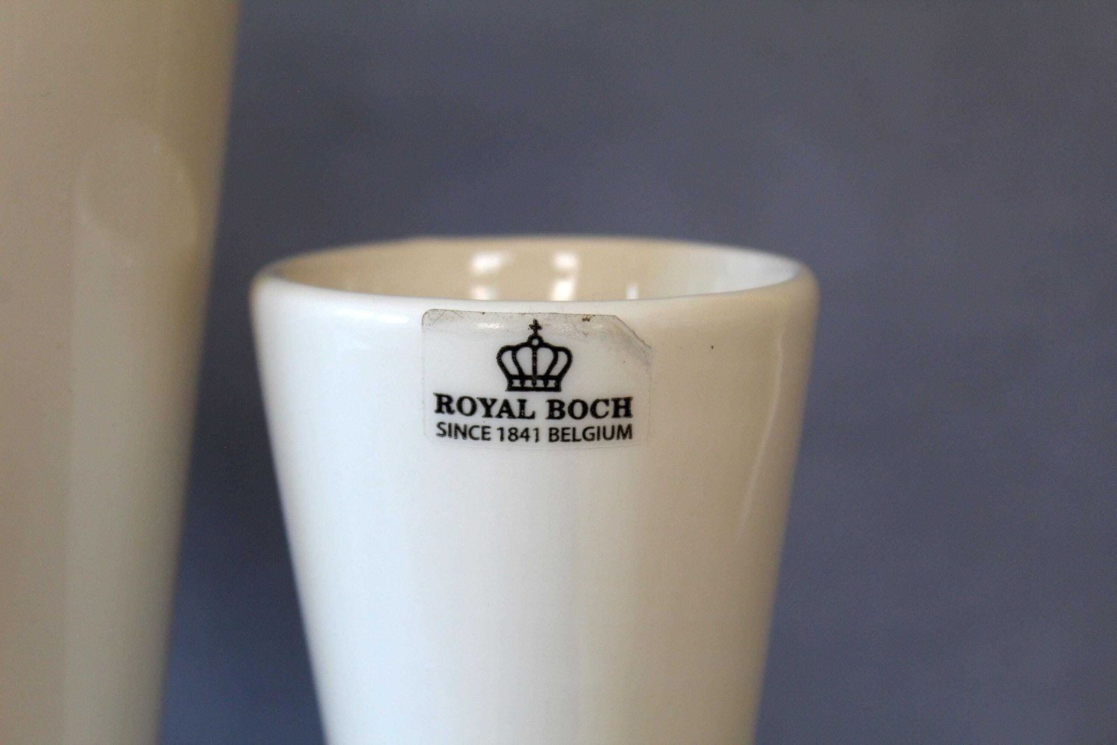 Set Van 2 Modernistische Keramische Gebroken Witte Kegelvormige Vazen, Royal Boch België, Ontwerper Emmanuel Gardin, Model Slender, Dubbelzijdig photo vinterior