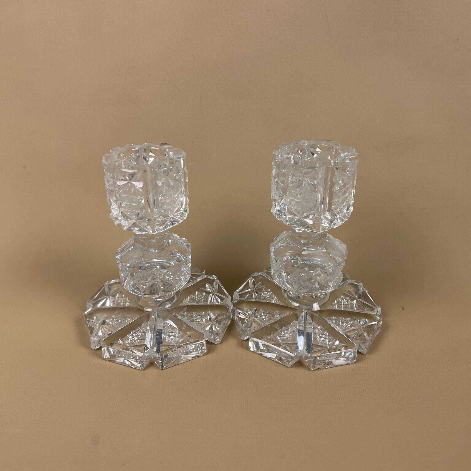 Vintage Pair Of Matching Clear Glass Candlestick Candle Stick Holder Lights Vintage Taper Dinner Candlesticks Chandelier Round Base Retro photo furniture