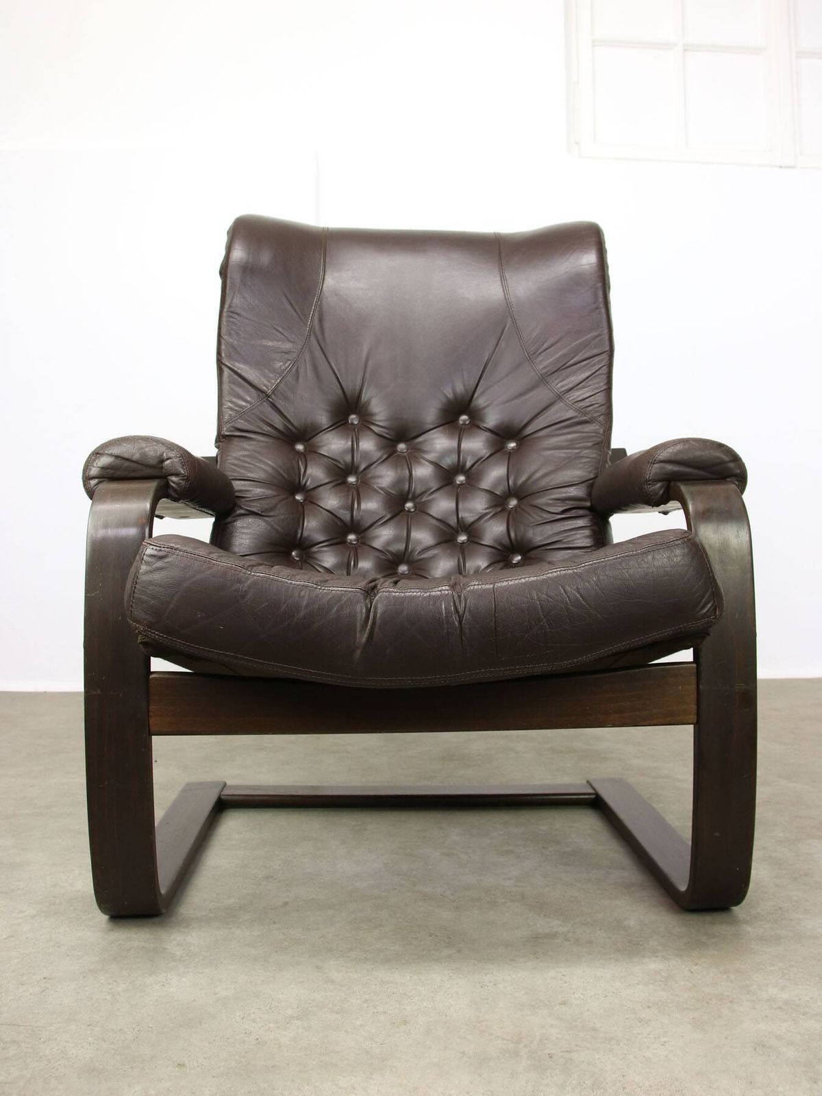 photo buy Luxurious Lounge Armchair In Leather, 1970s