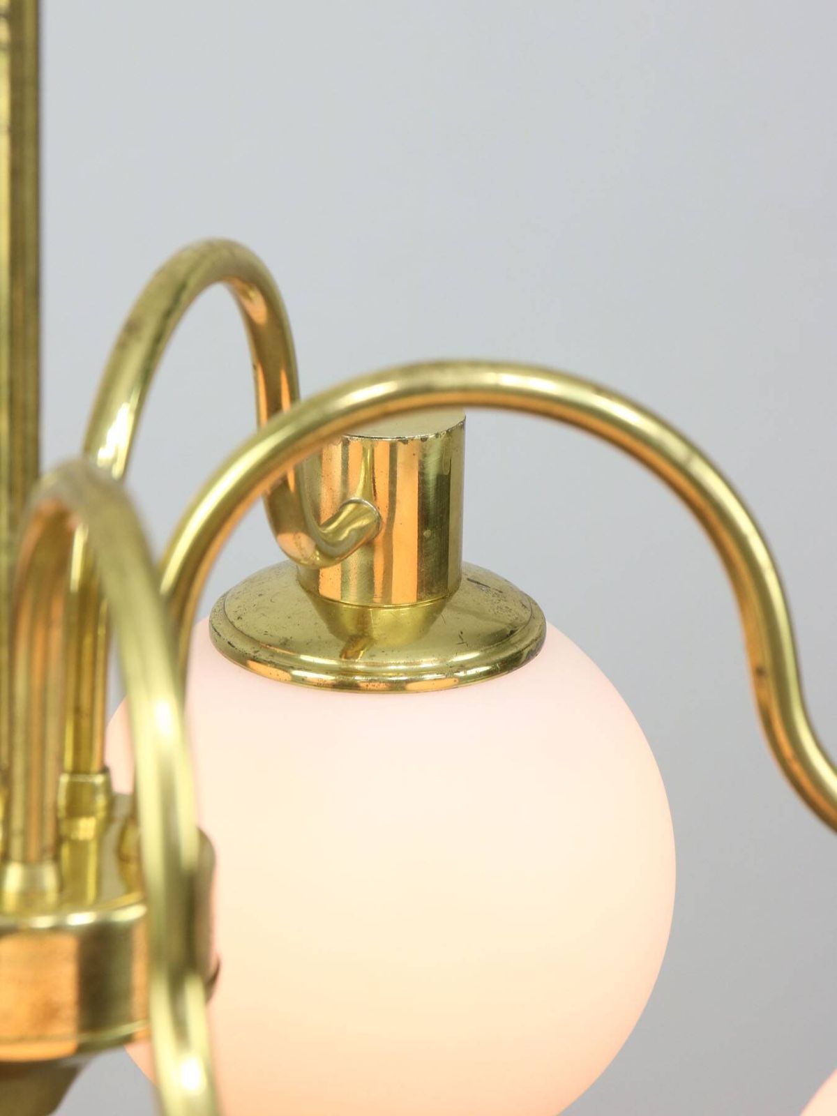 photo vinterior Italian Mid Century Modern Chandelier In Brass And Opaline Glass, 1960s