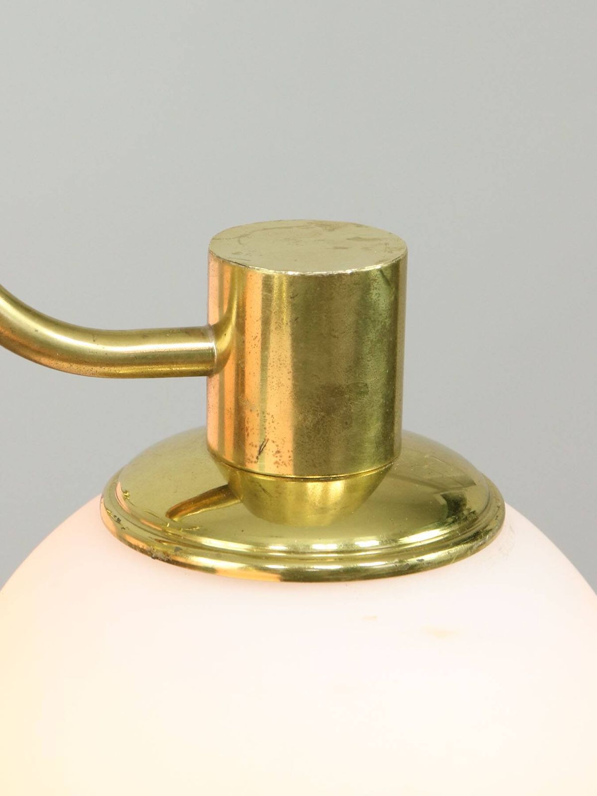 photo vintage Italian Mid Century Modern Chandelier In Brass And Opaline Glass, 1960s