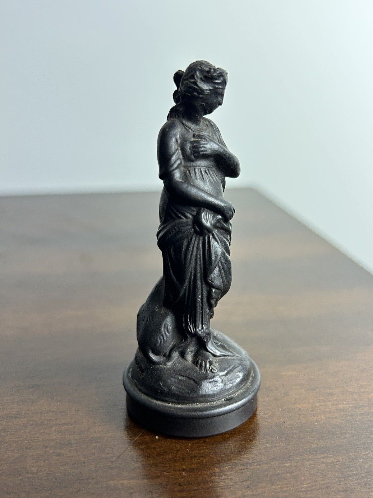 Wedgwood Minature Basalt Bust Woman With Dog photo vinterior