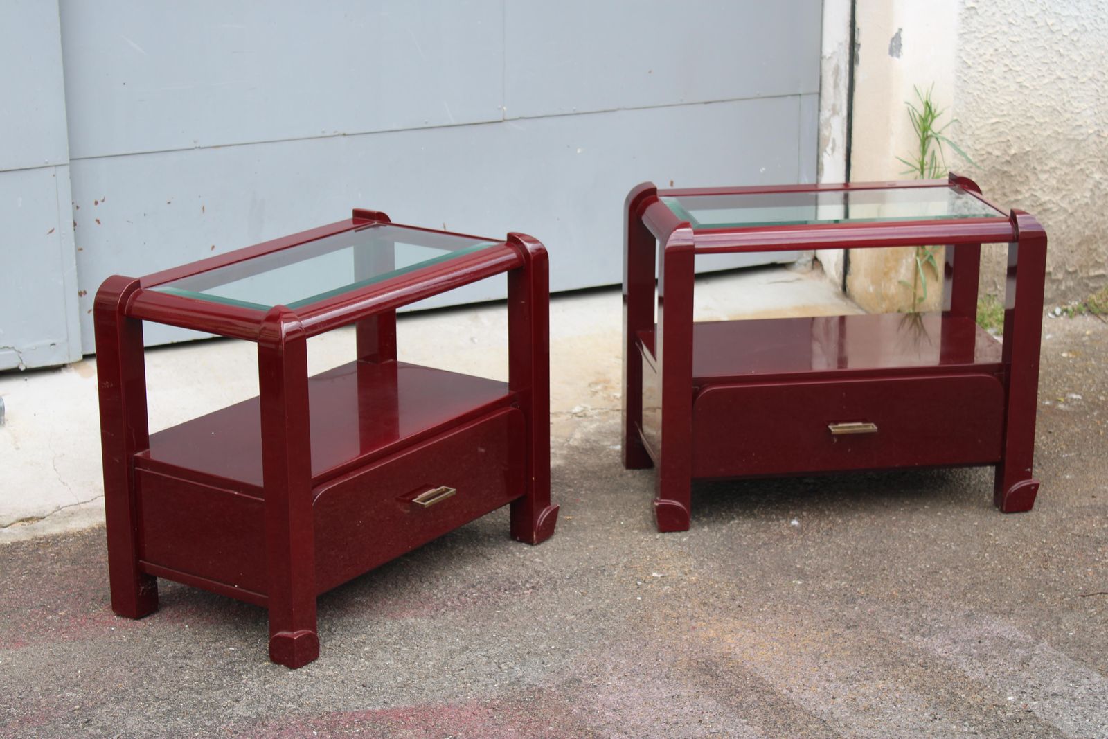 2596.0 Pair Of Red Lacquer Nightstands With Drawers And Glass Top 1970 Italy photo