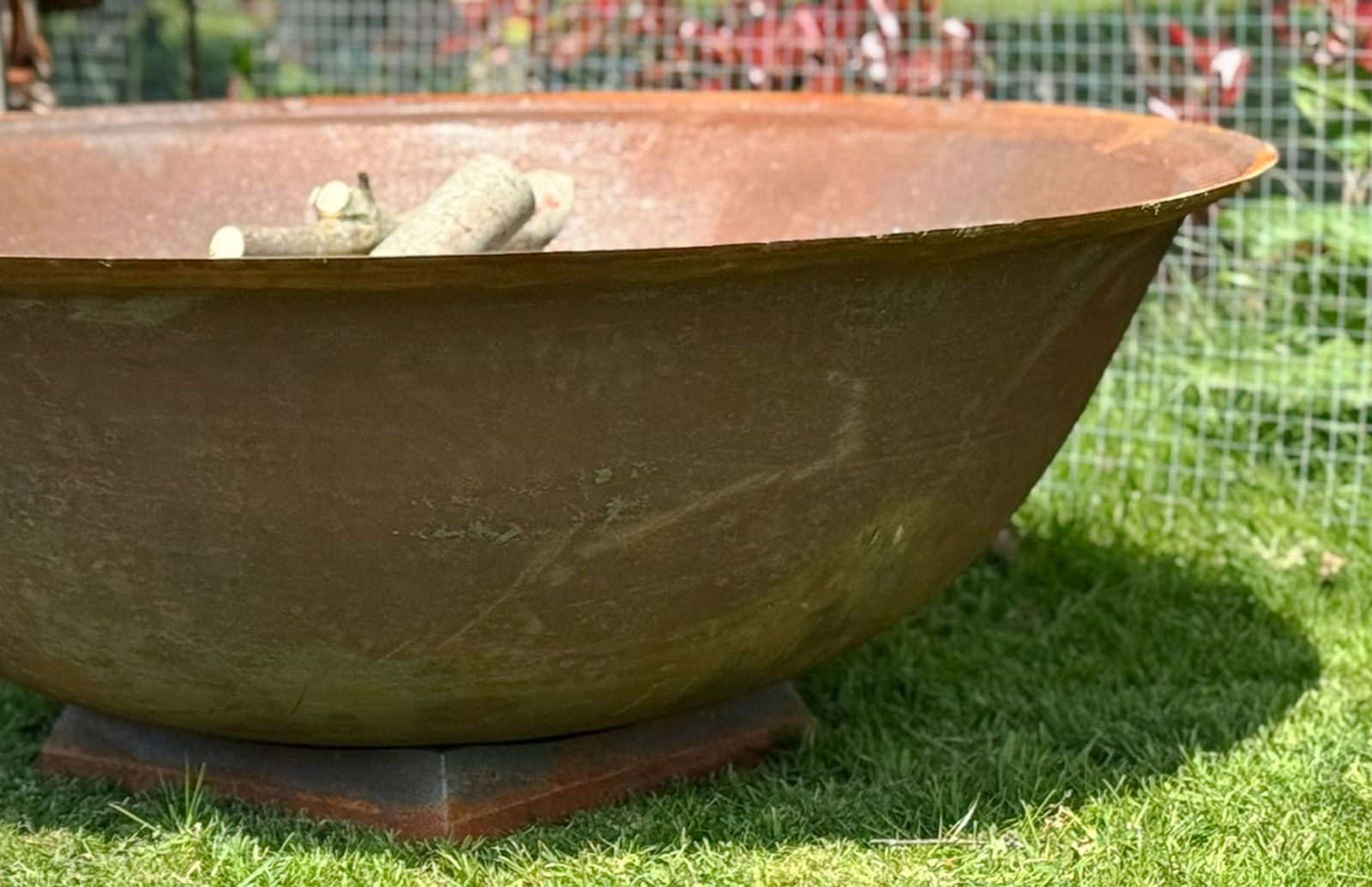 Home Fixtures Large 4ft Natural Cast Iron Garden Fire Pit With A Rust Patina photo