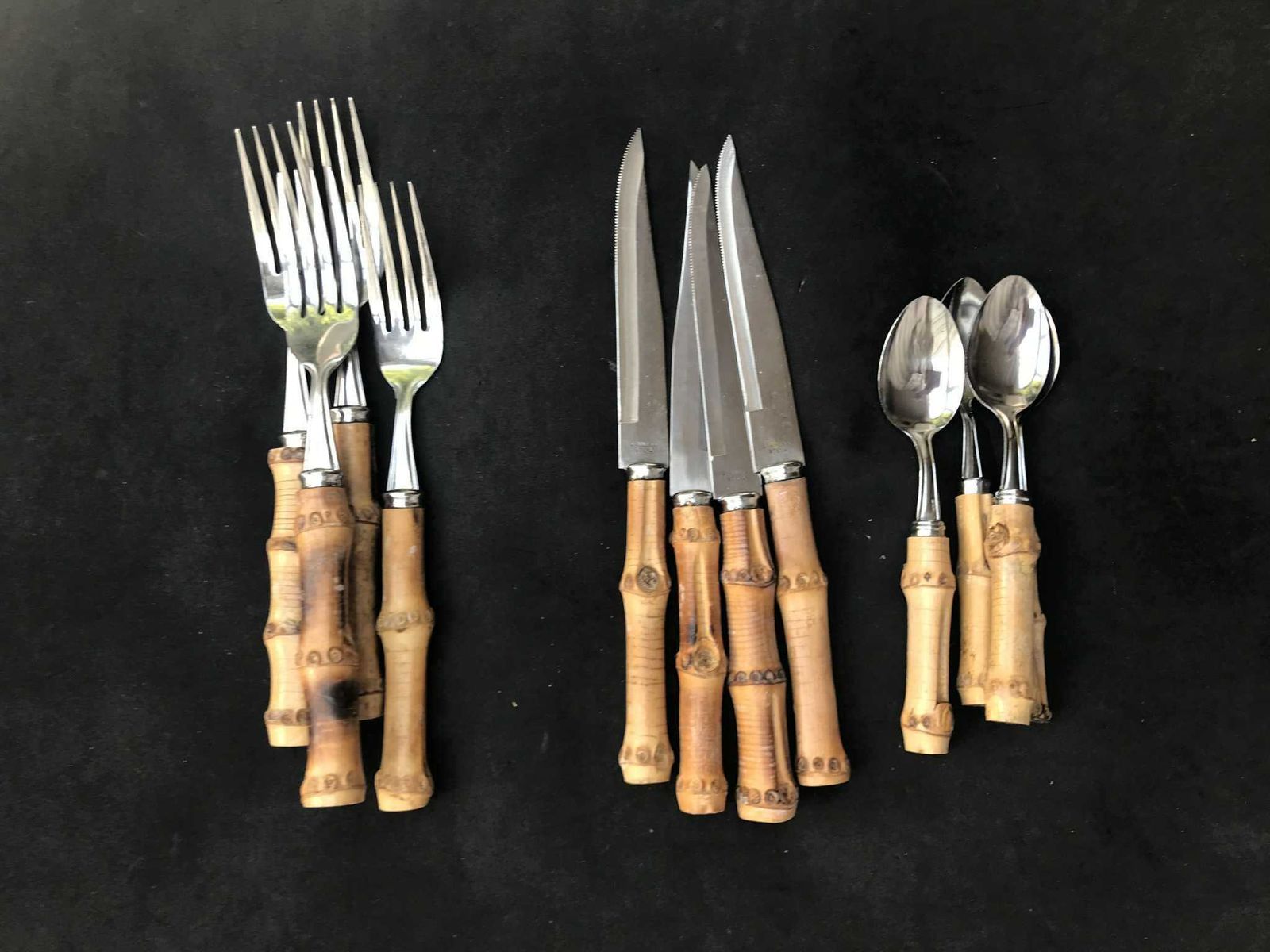 Vintage bestekset met bamboegrepen – 4 vorken, 4 messen en 4 kleine lepels – Tiki-stijl, Japan, Boho, Mid-Century
