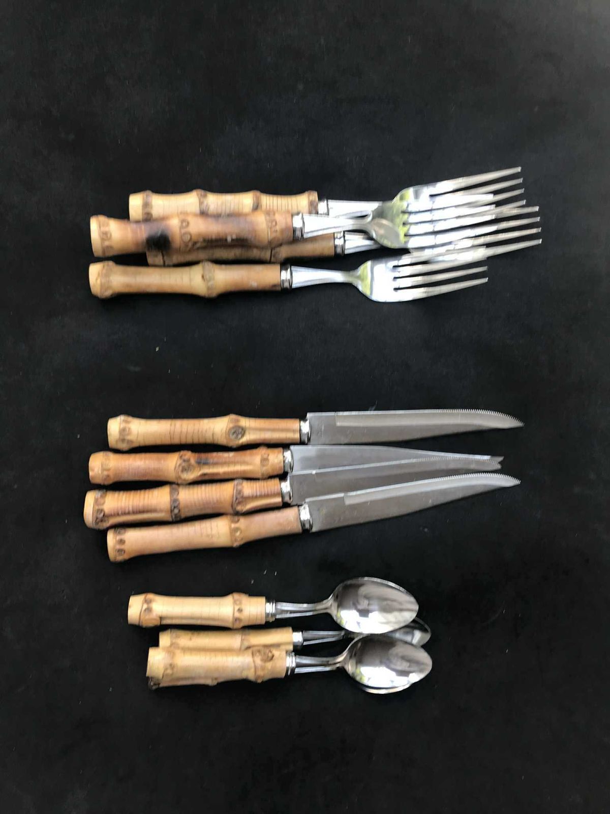 Vintage bestekset met bamboegrepen – 4 vorken, 4 messen en 4 kleine lepels – Tiki-stijl, Japan, Boho, Mid-Century photo Woonaccessoires