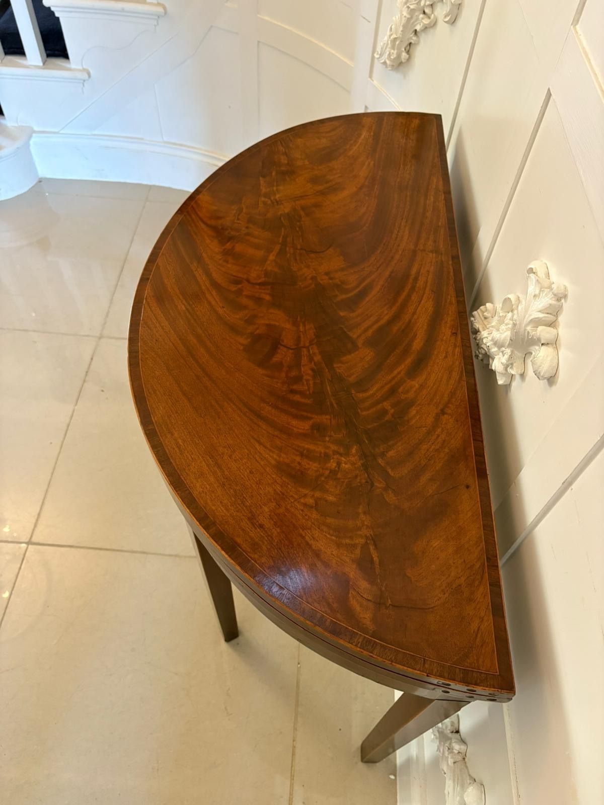 photo vinterior Antique 18th Century Quality Mahogany Inlaid Demi Lune Shaped Card Table