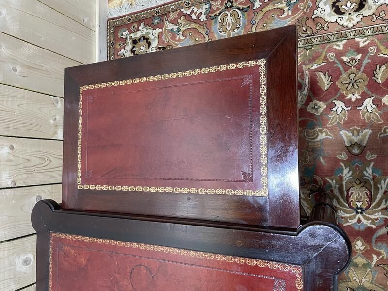 Bureau Plat De Style Louis XVI Acajou Et Cuir Rouge photo 1320.0