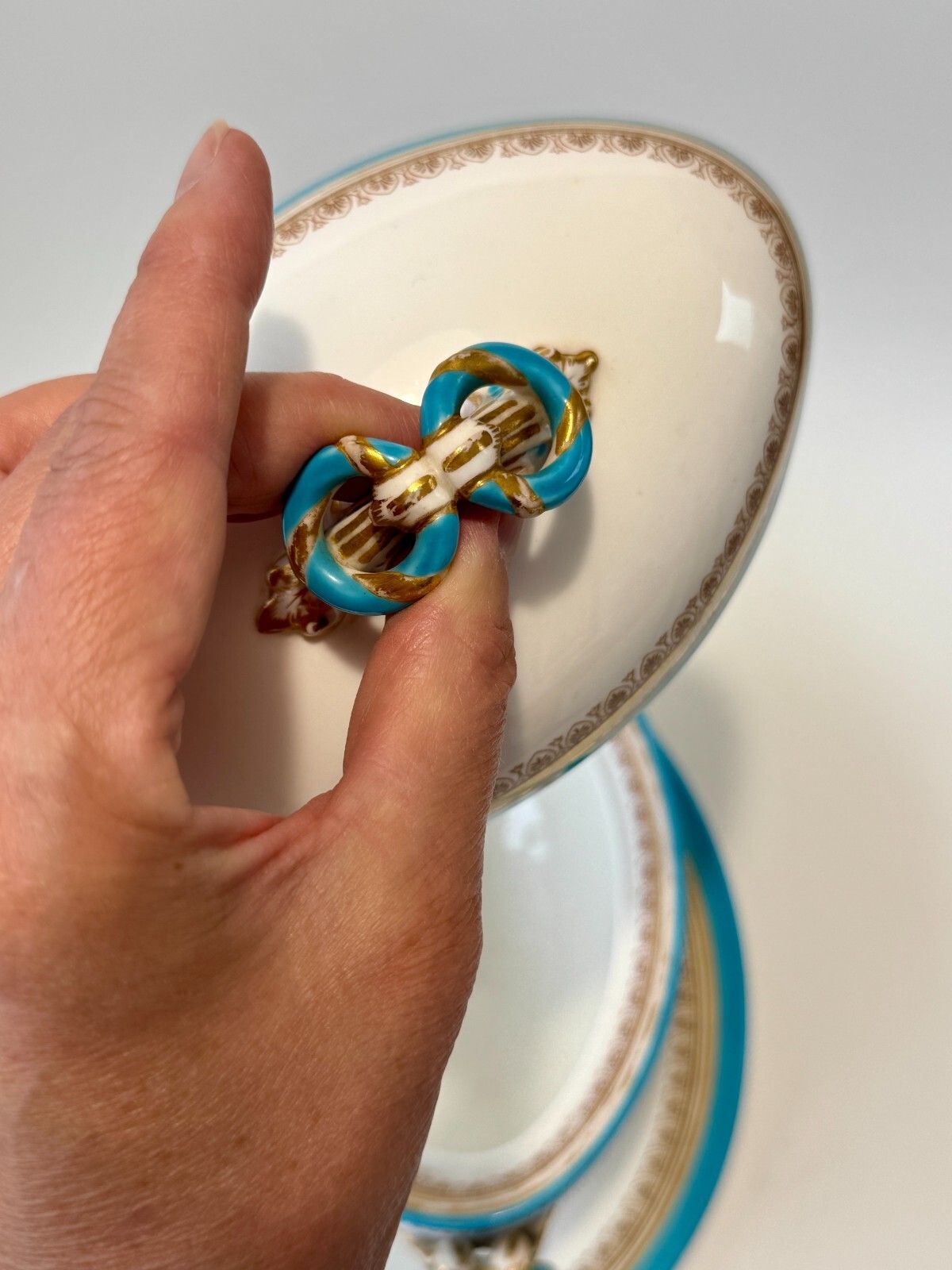 photo furniture A Pair Of Late 19th Century Porcelain Royal Worcester Tureens 1884 A/F