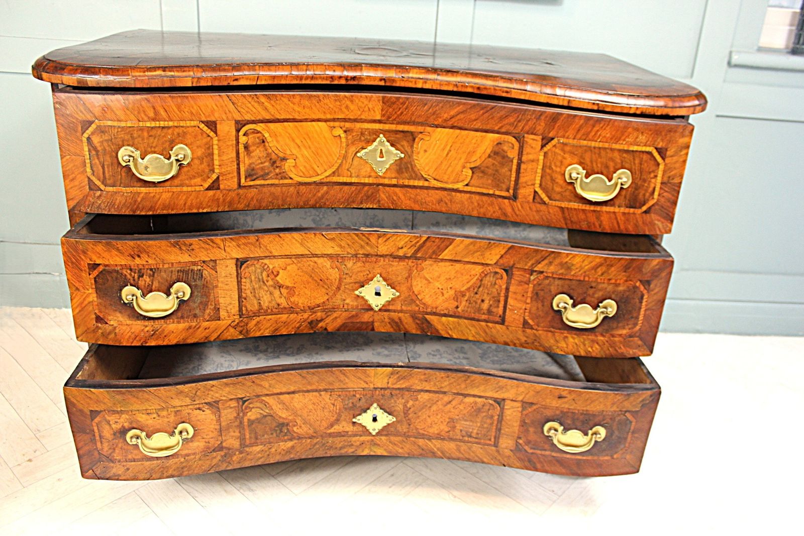 photo furniture 18th Century Baroque Walnut Chest Of Drawers