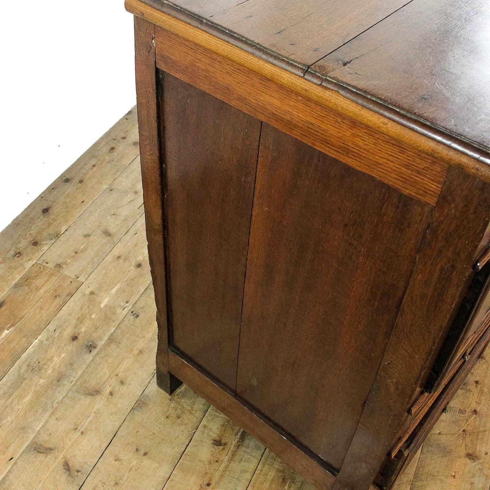 photo furniture Antique 18th Century Walnut Chest Of Drawers