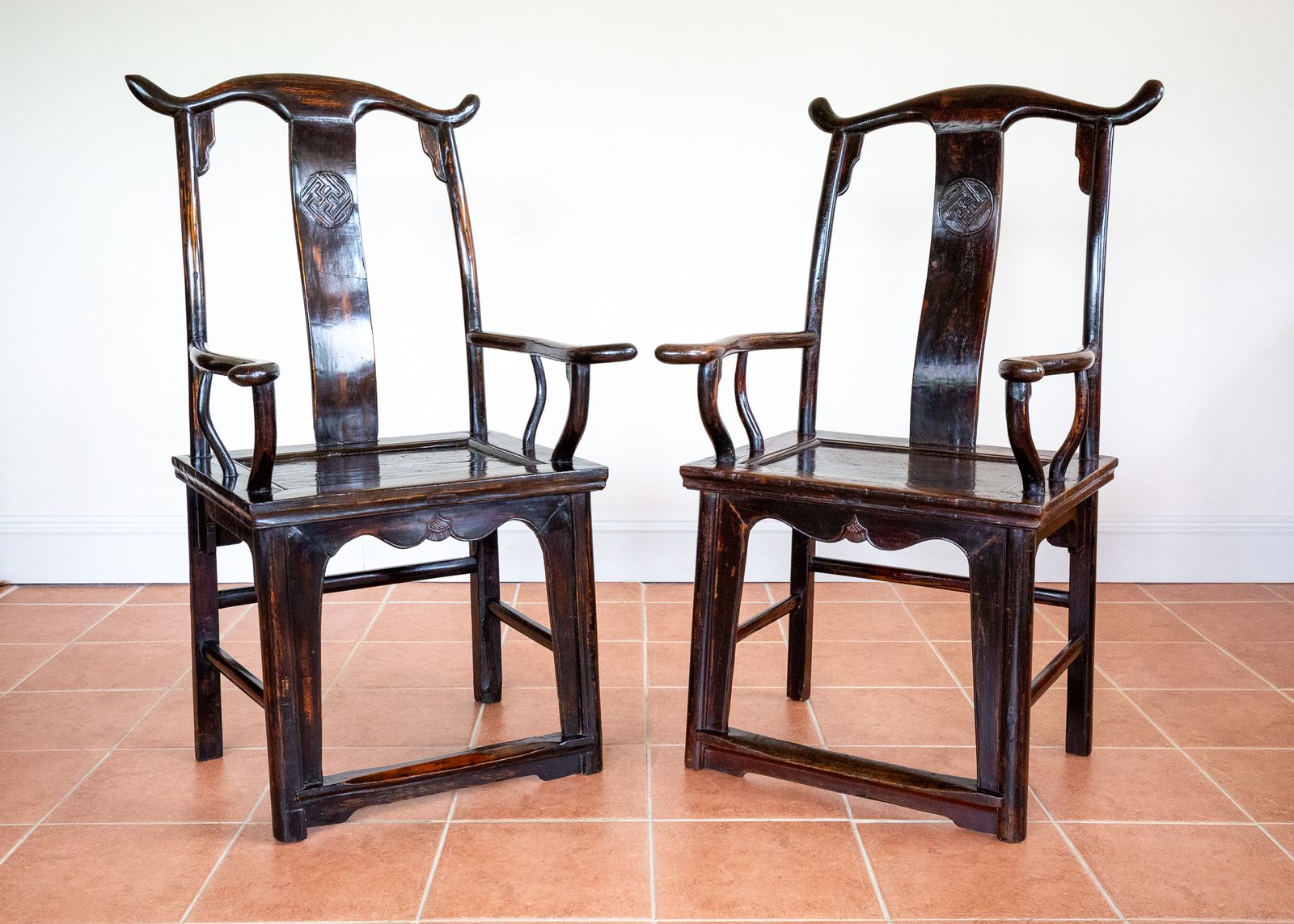 photo vinterior Antique Chinese Armchairs Pair Official Hat Yoke Back Lacquered Red 19th Century Carved Swastika Motifs Ming Qing Orienta.L Hall Chairs Country House