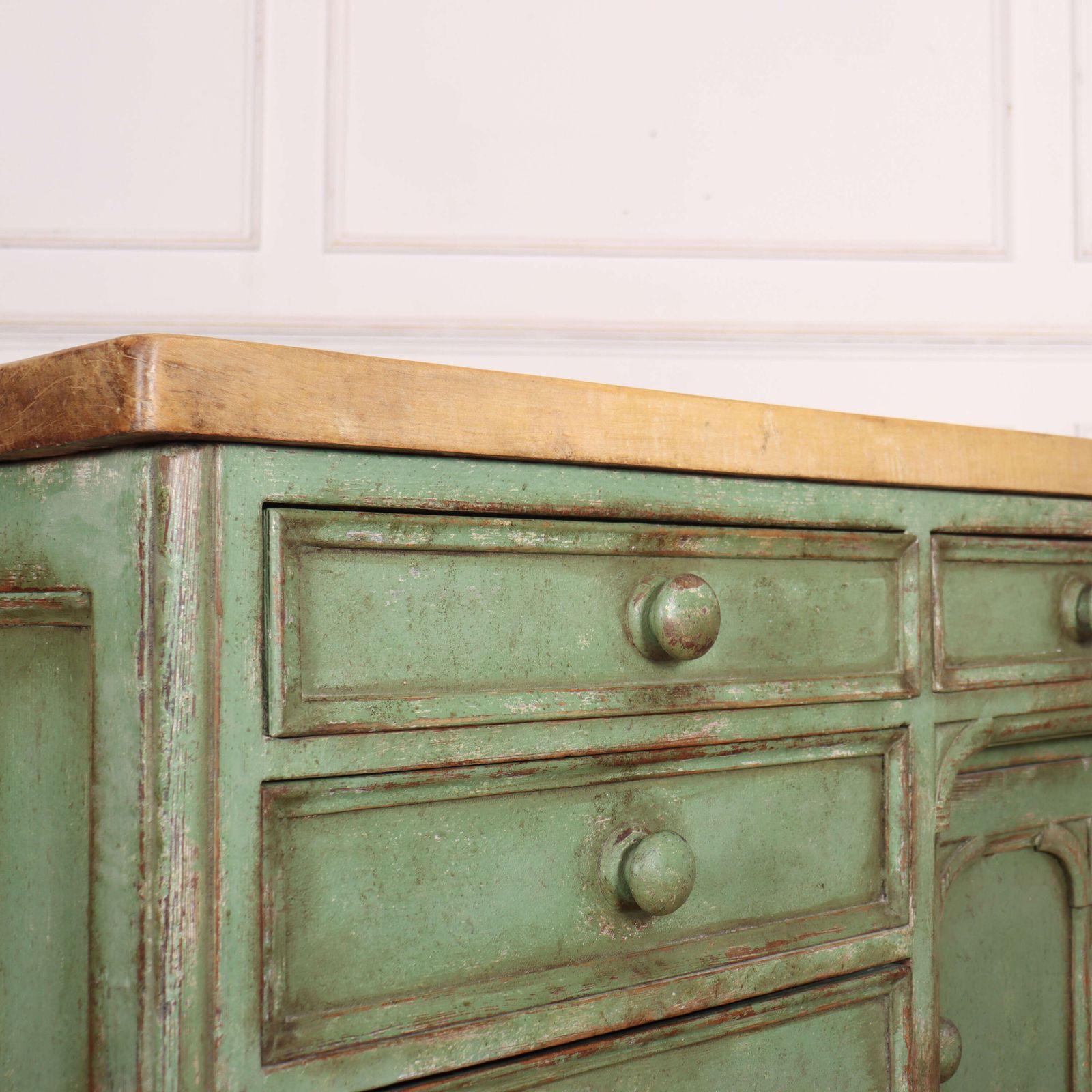 photo vinterior English Painted Dresser Base, 1800s
