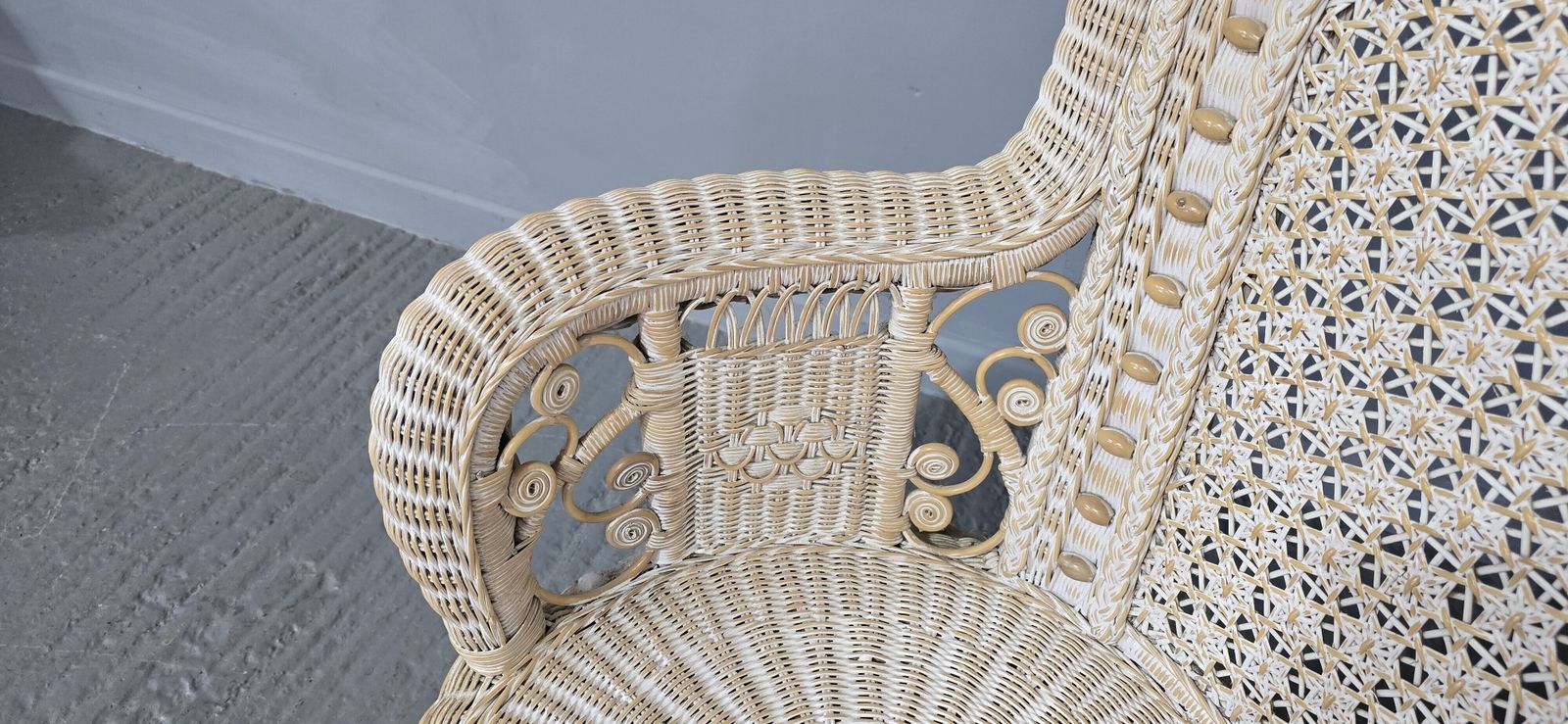Lovely Painted Wicker Peacock Chair photo 995.0