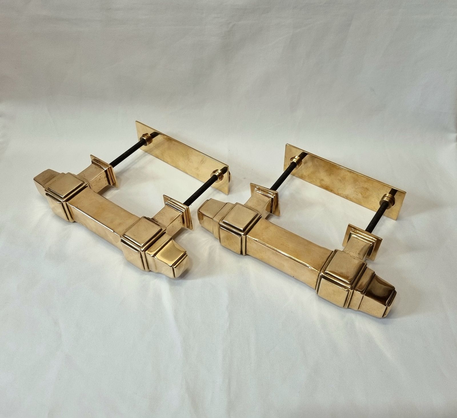 photo vinterior An Exceptional Pair Of Top Quality Early Art Deco Bronze Door Pull Handles Including Lovely Backplate Fittings, Weighing Over 4.75 Kg.