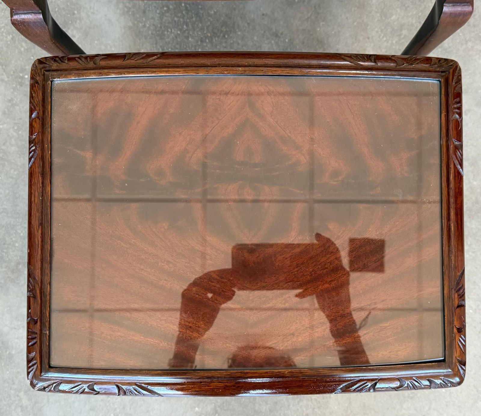 photo furniture Set Of Three Mahogany Nesting Tables With Glass Top