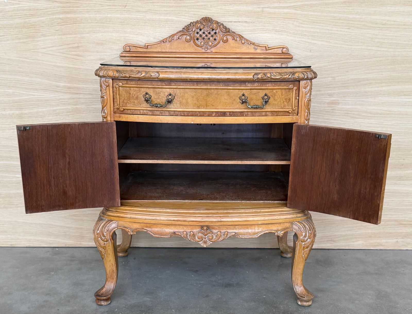 Tables de chevet italiennes du début du XXe siècle en chêne clair à deux portes photo buy