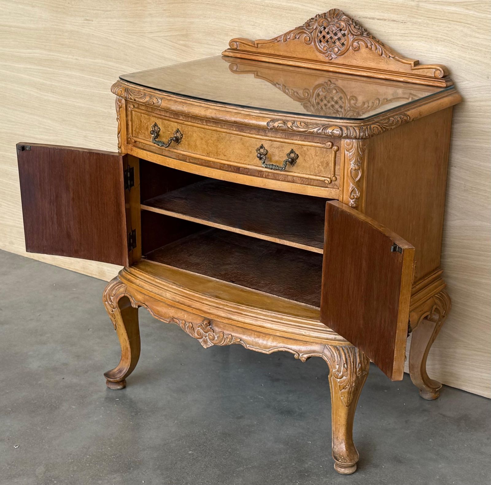 photo for sale Tables de chevet italiennes du début du XXe siècle en chêne clair à deux portes