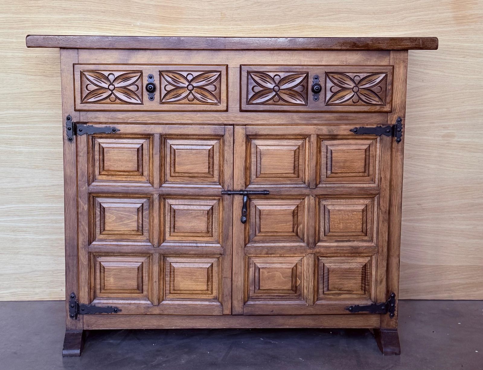 Vaisselier catalan espagnol du XXe siècle sculpté en noyer, années 1920 photo furniture