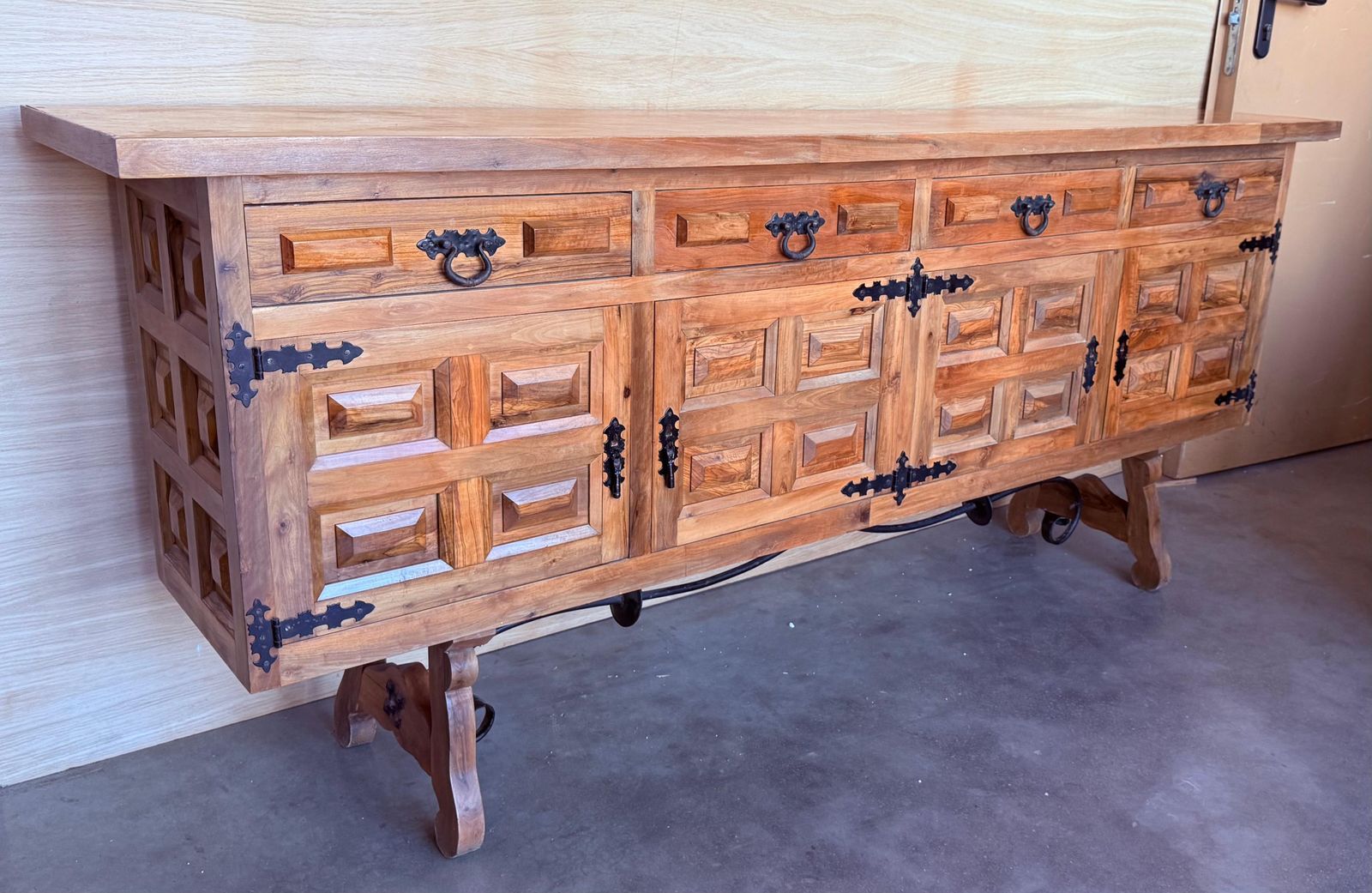 Crédence ou buffet baroque espagnol en noyer sculpté, trois tiroirs, style toscan, XIXe siècle photo for sale