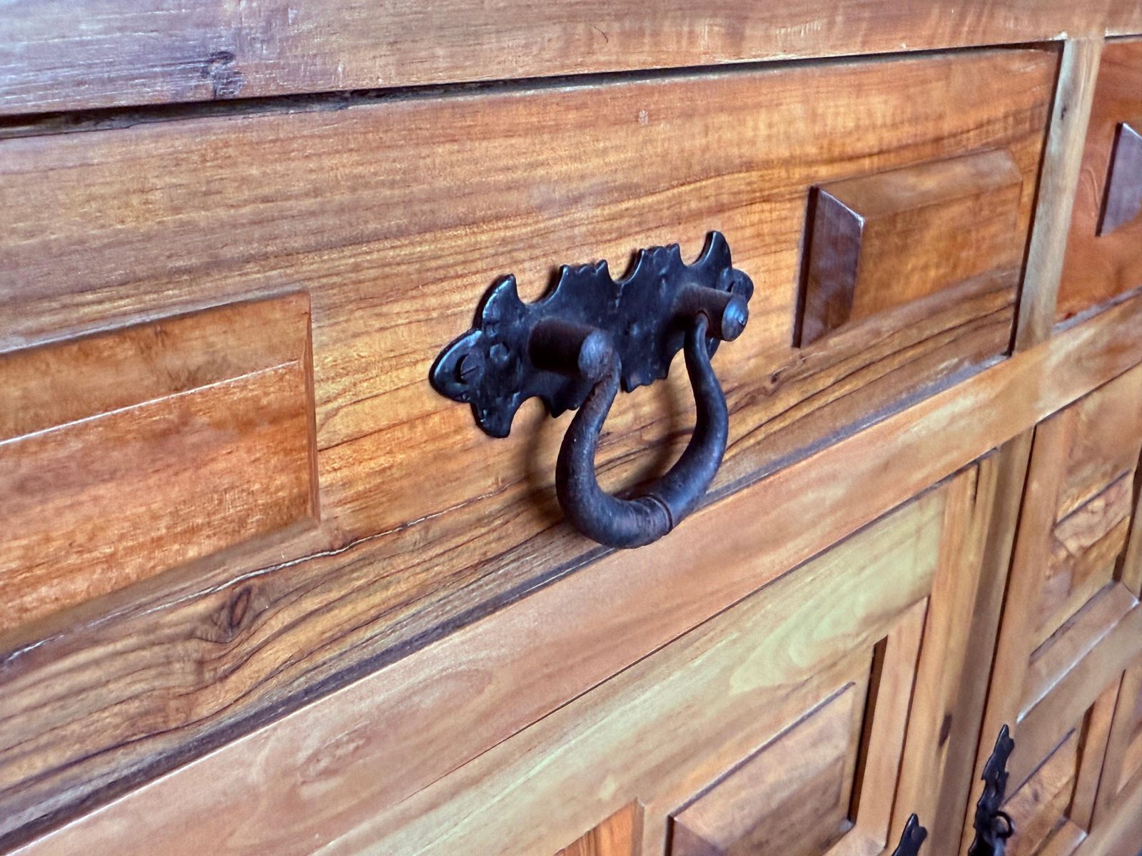 Crédence ou buffet baroque espagnol en noyer sculpté, trois tiroirs, style toscan, XIXe siècle photo buy
