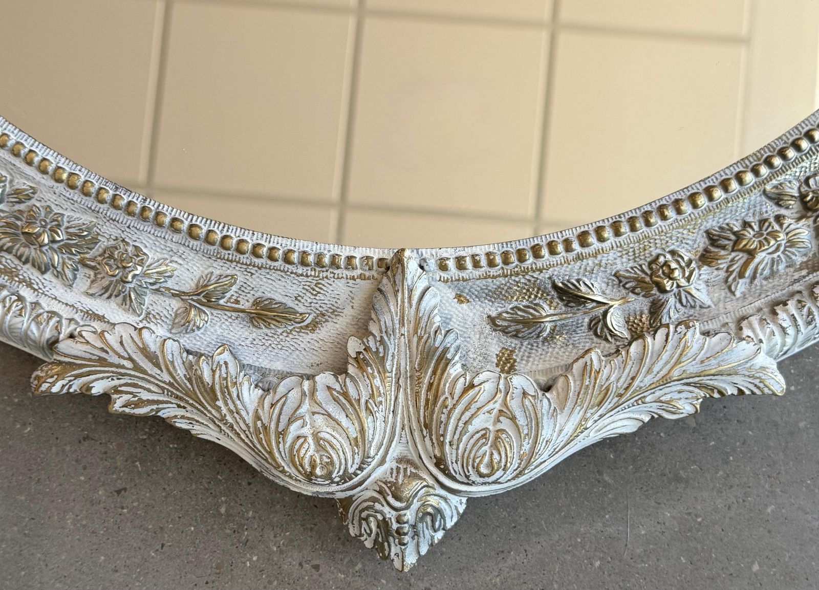 Miroir mural rond de style Rococo, bronze doré et blanc photo vinterior
