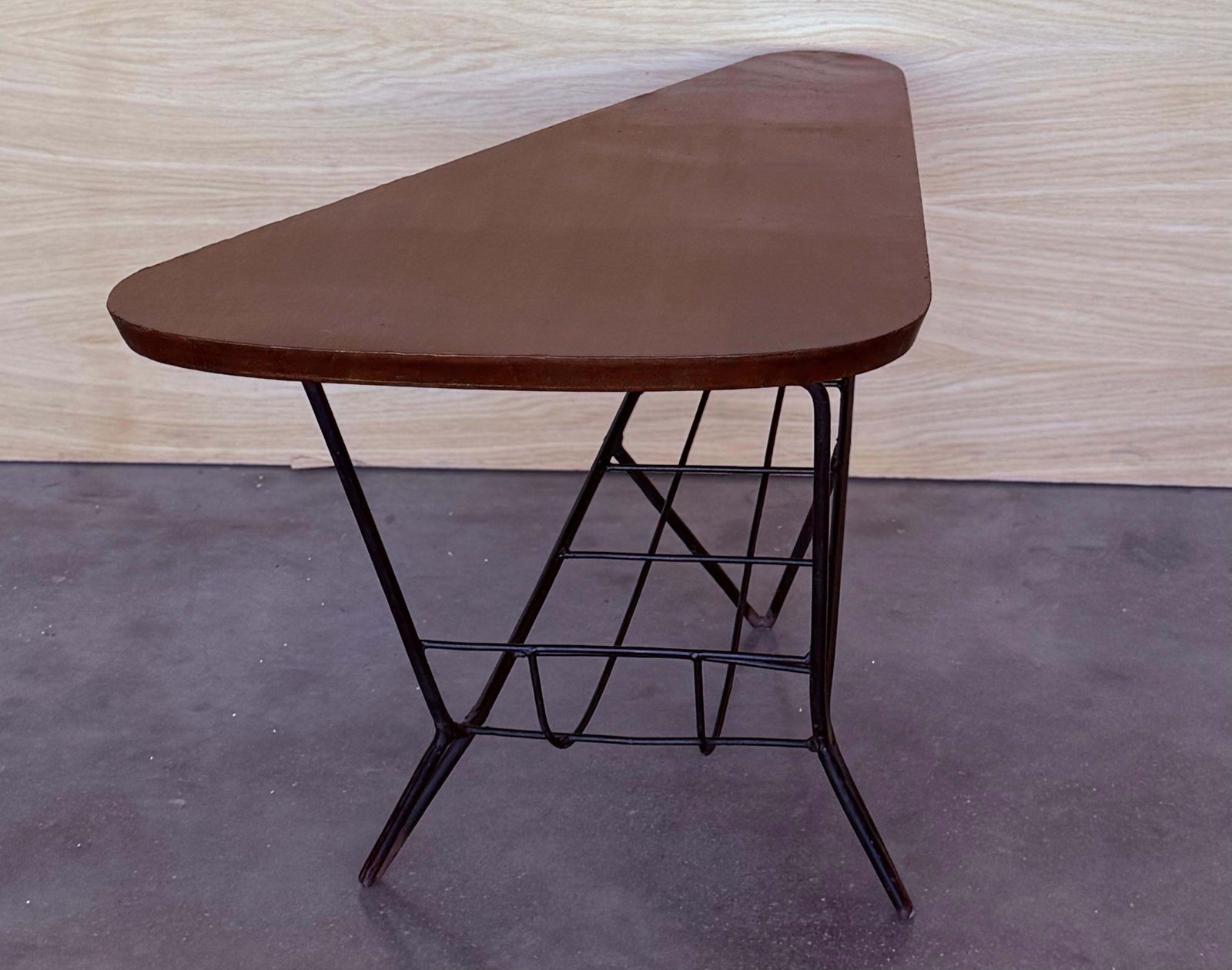 Table basse triangulaire danoise avec porte-revues en métal et teck, années 1960 photo vintage