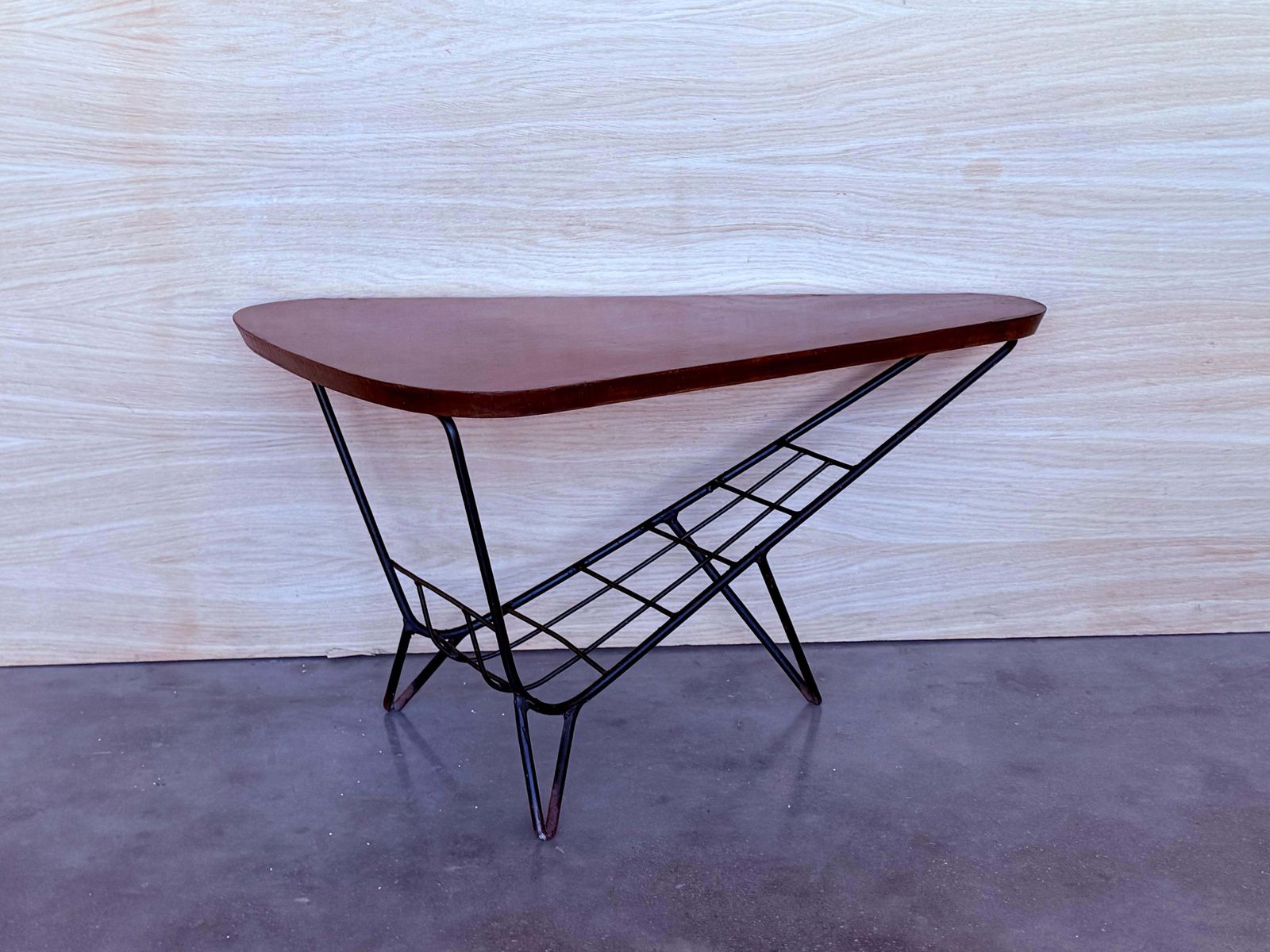 photo furniture Table basse triangulaire danoise avec porte-revues en métal et teck, années 1960