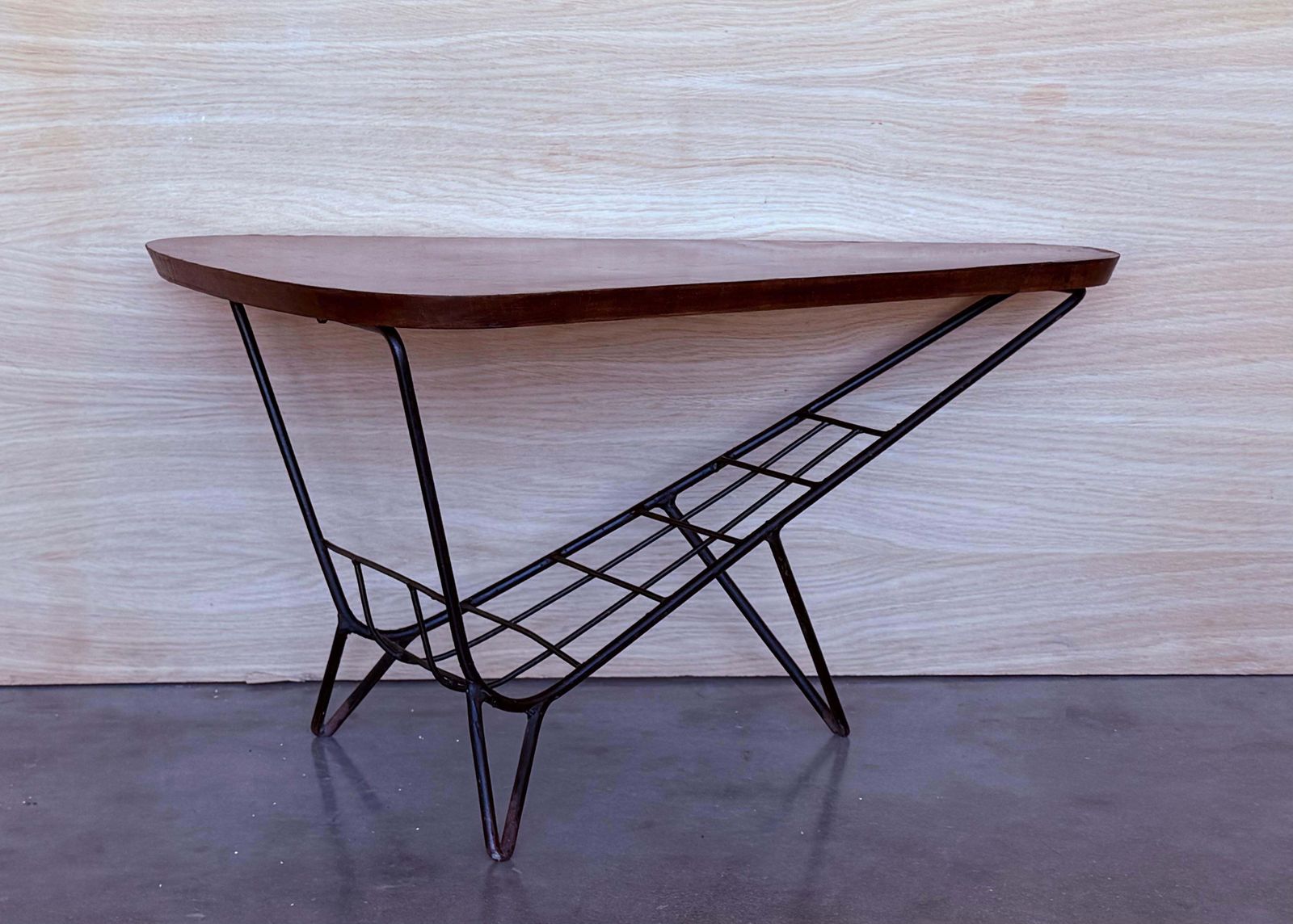 Mobilier Table basse triangulaire danoise avec porte-revues en métal et teck, années 1960 photo