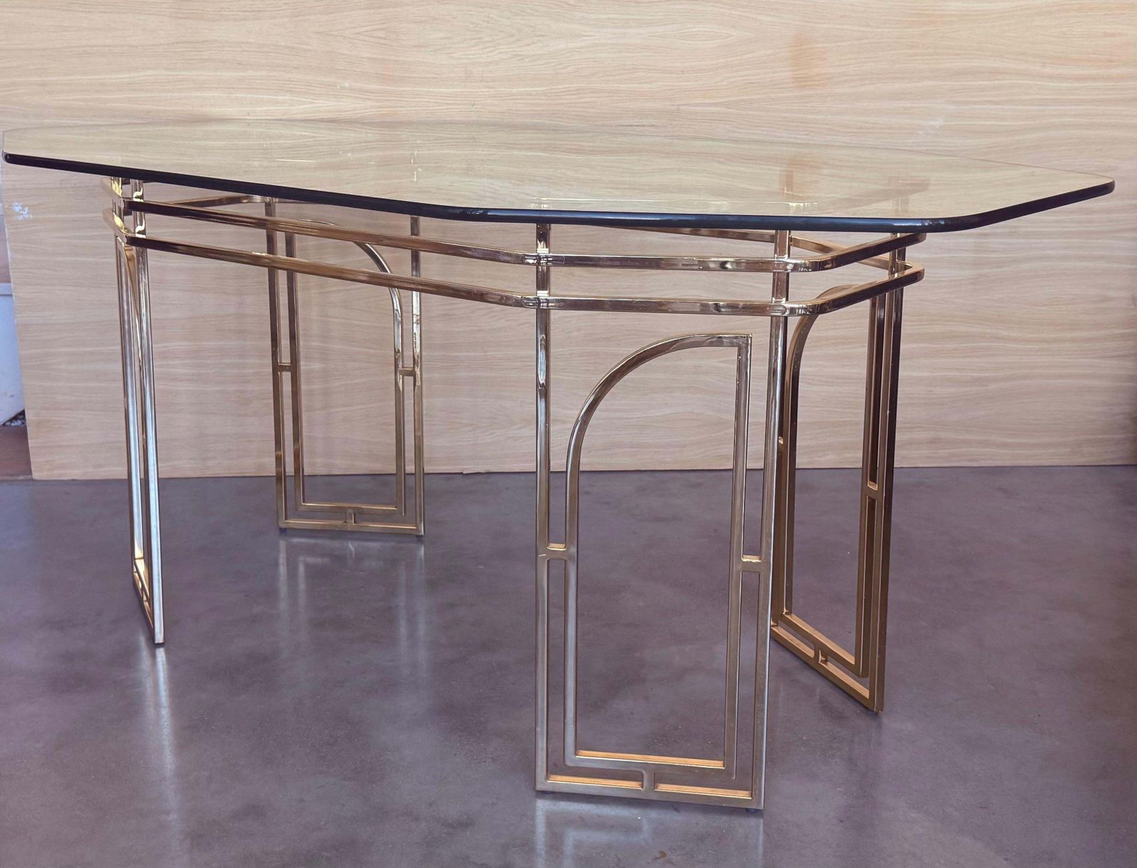 Table à manger italienne mid-century modern en laiton géométrique, plateau en verre photo vintage