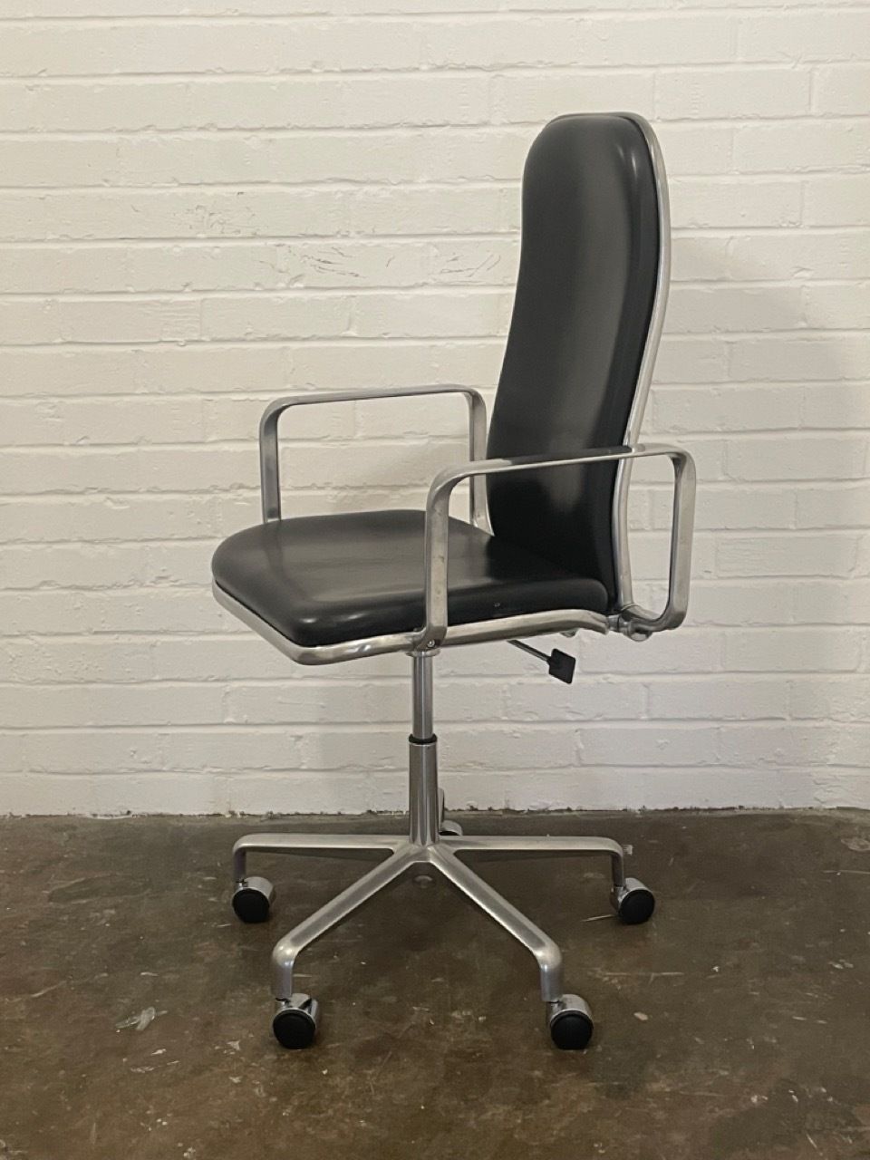 photo furniture Vintage Hille Fred Scott Supporto Task Chair. High Back With Arms In Polished Aluminium With Black Leatheri Seat Pads