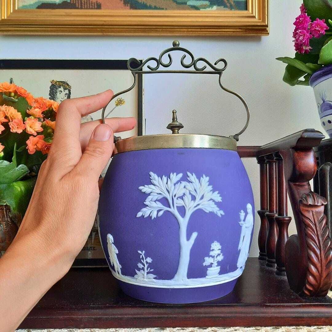 Antique Wedgwood Blue And White Jasperware Decorative Biscuit Barrel Neoclassical Made In England 19th Century