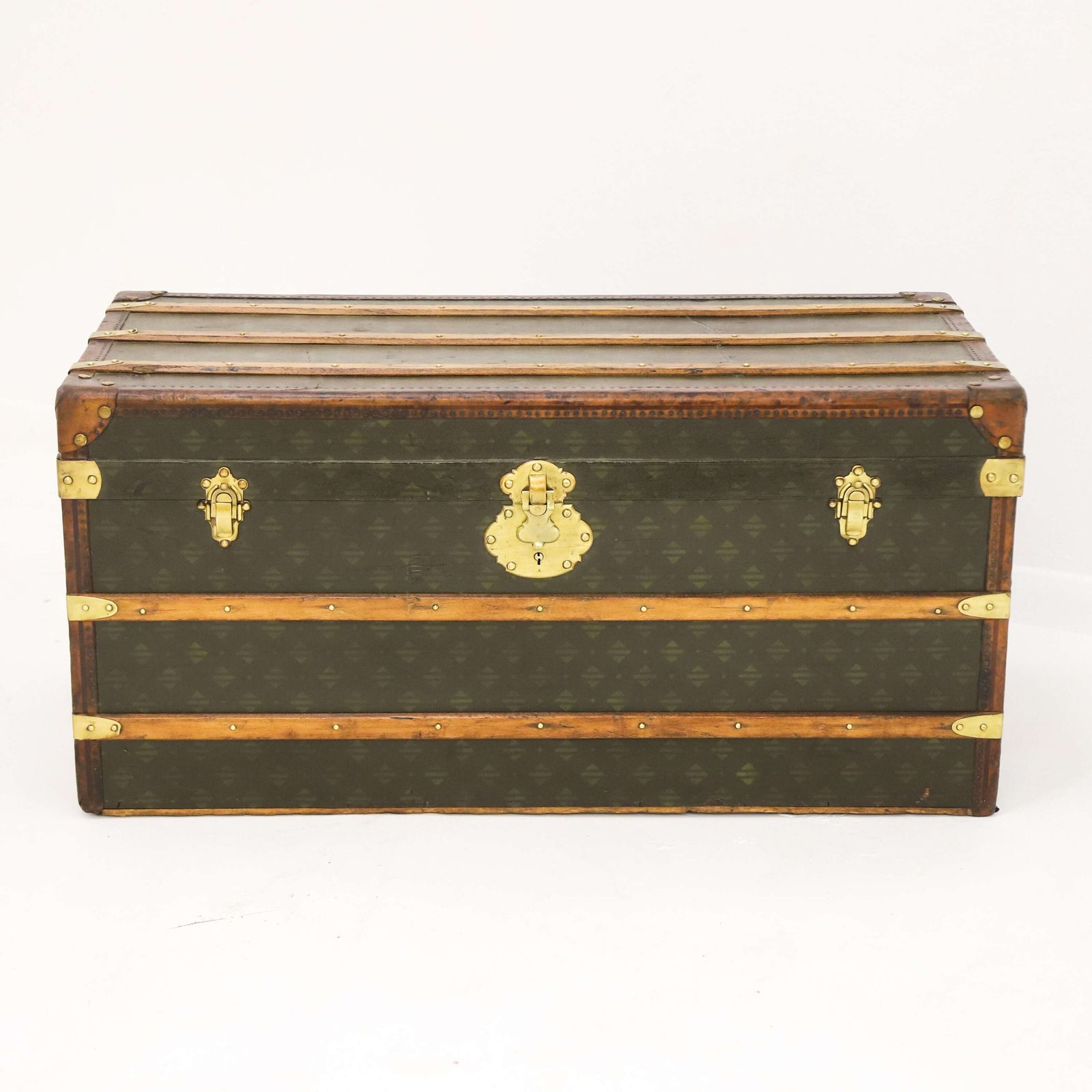 Rare Aux états Unis Monogram Steamer Trunk   A Timeless Travel Companion photo for sale