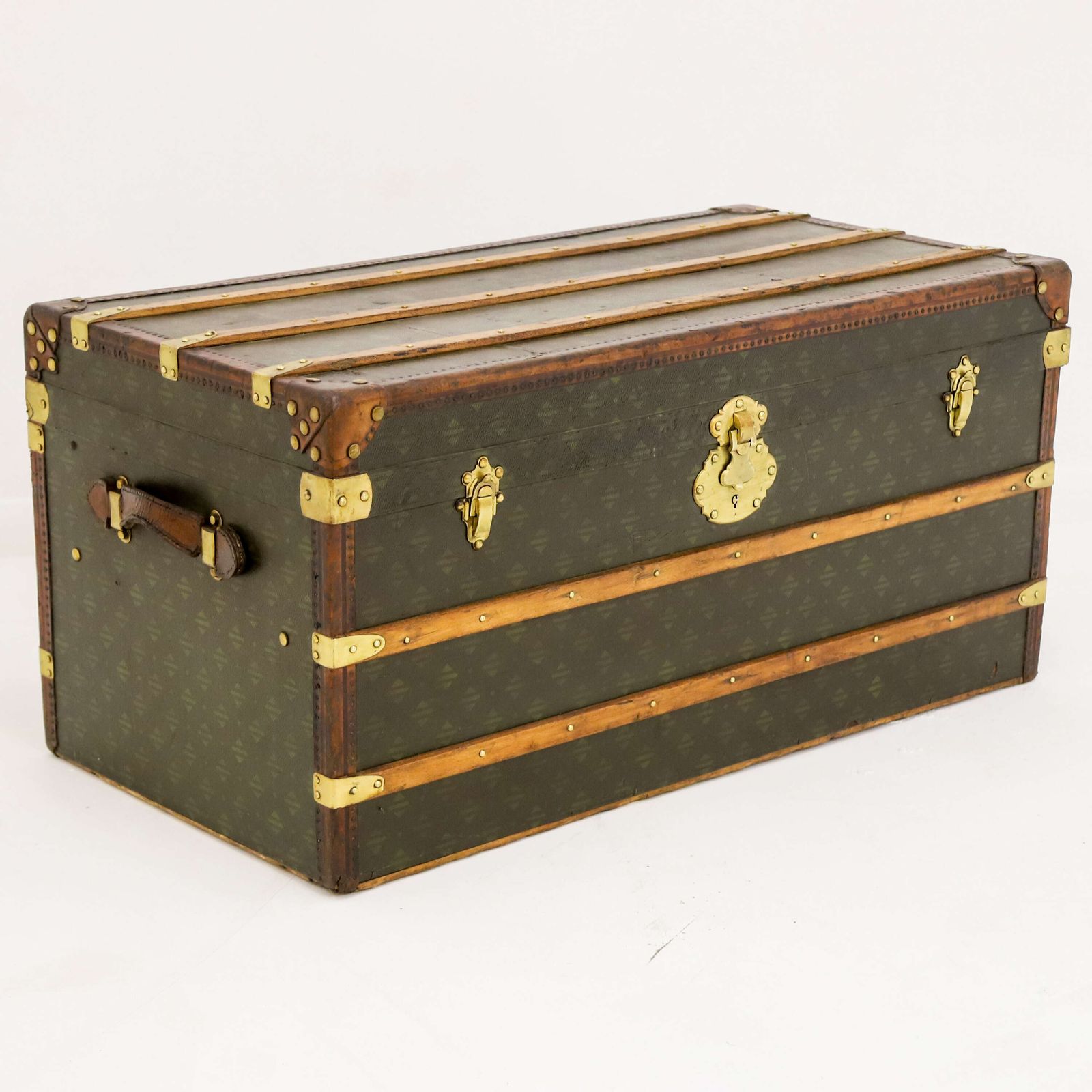Rare Aux états Unis Monogram Steamer Trunk   A Timeless Travel Companion photo Furniture