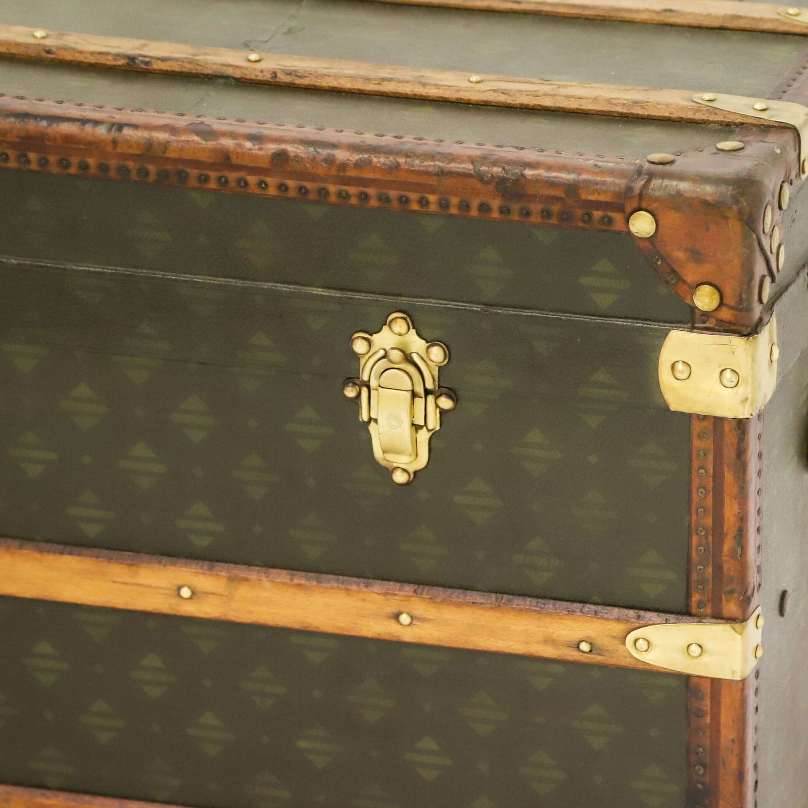 Rare Aux états Unis Monogram Steamer Trunk   A Timeless Travel Companion photo vinterior