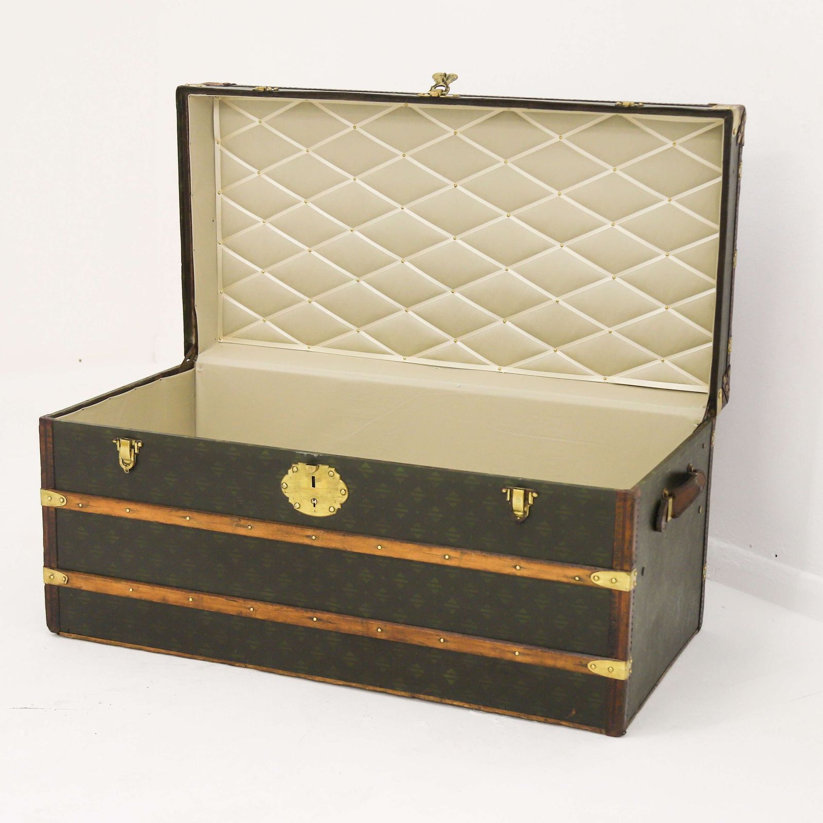 Furniture Rare Aux états Unis Monogram Steamer Trunk   A Timeless Travel Companion photo