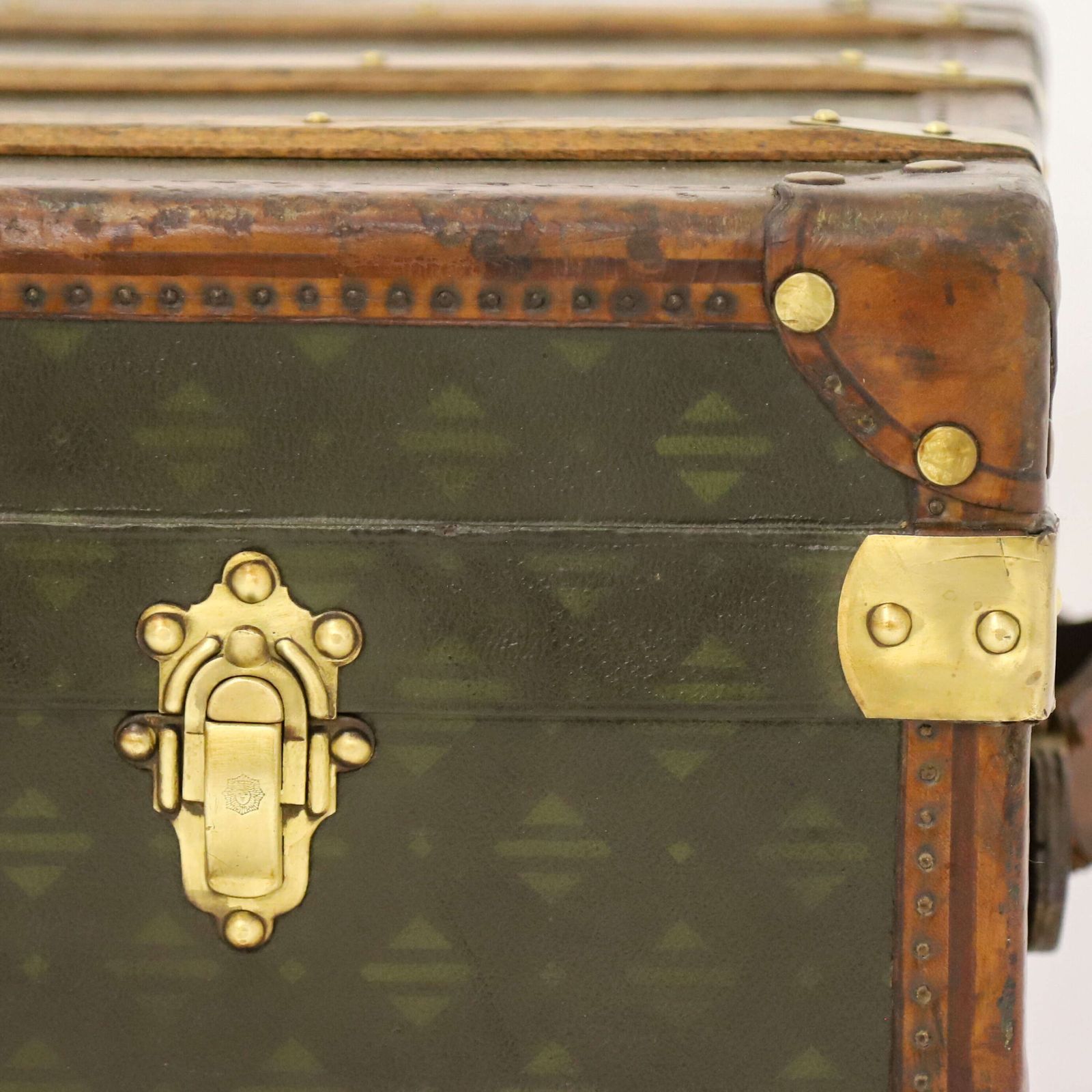 photo buy Rare Aux états Unis Monogram Steamer Trunk   A Timeless Travel Companion